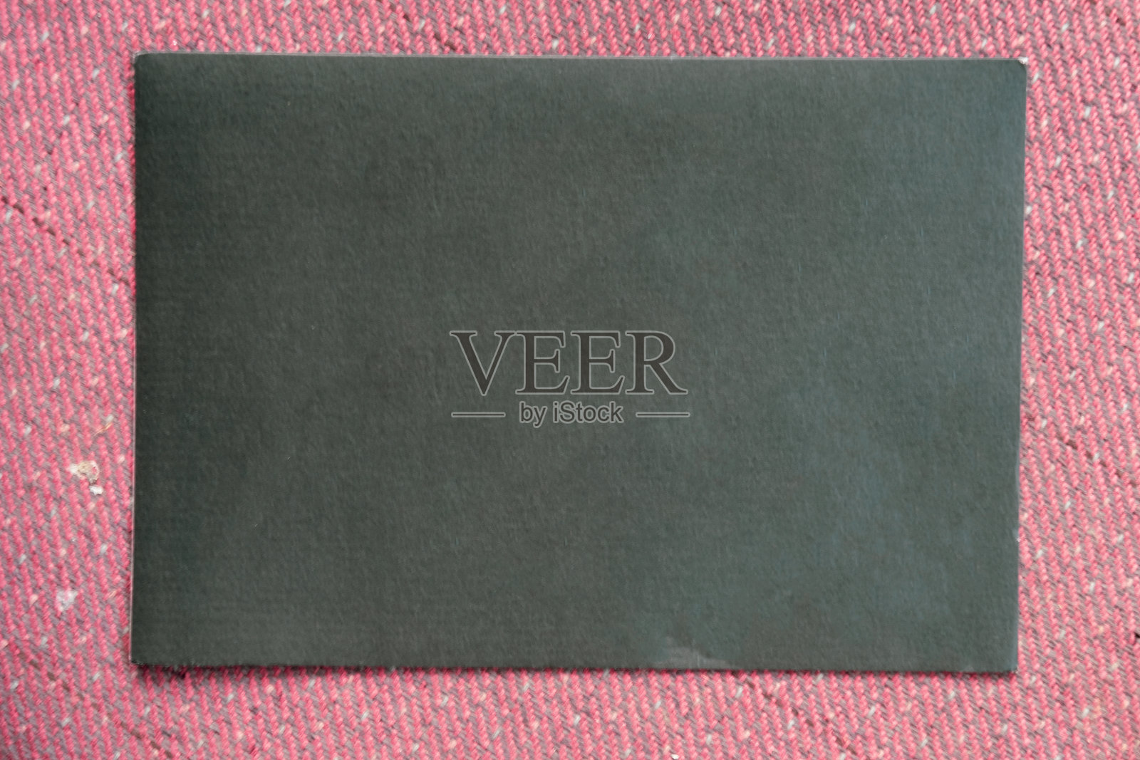 顶视图的空白黑纸上的红色背景。照片摄影图片