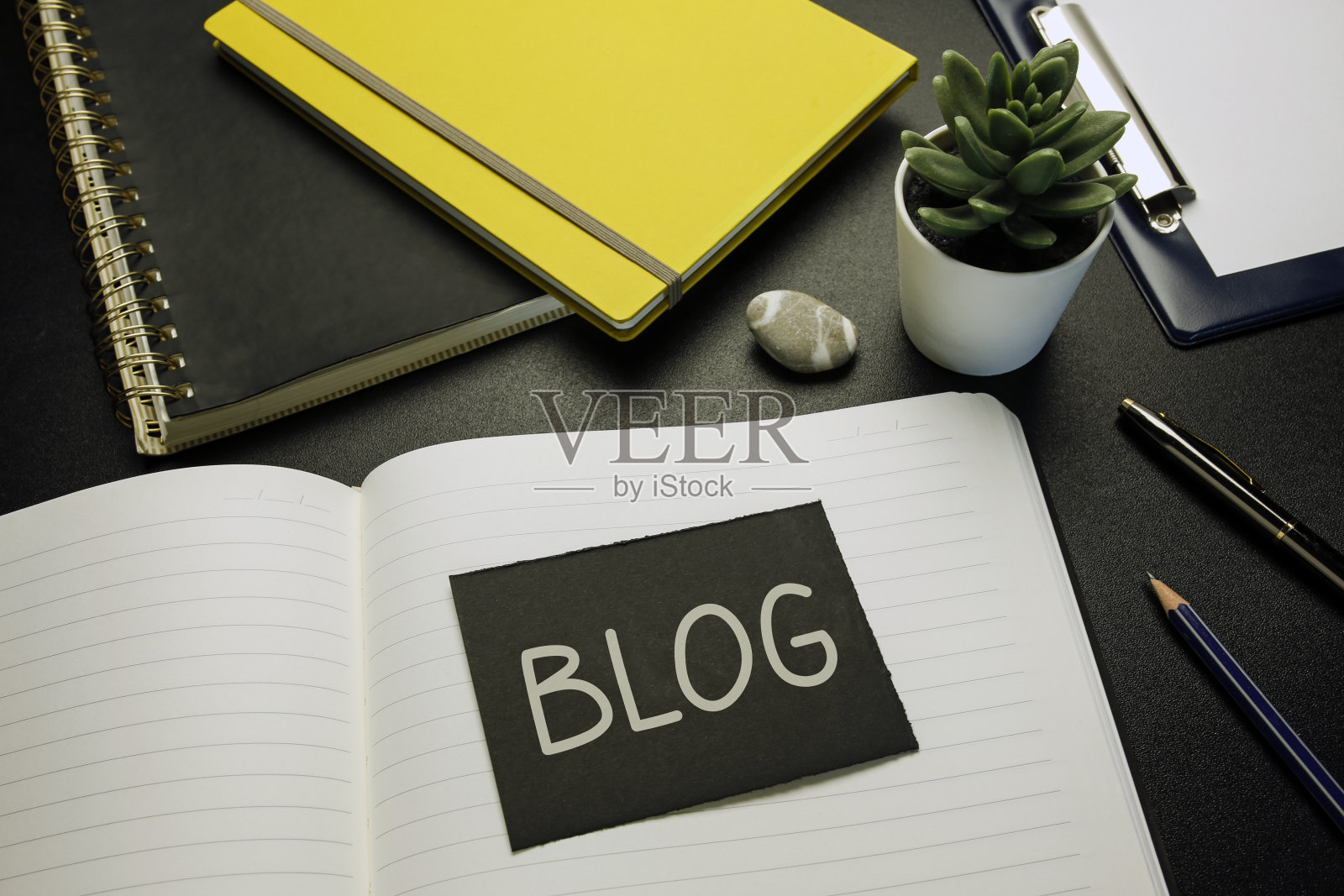 写在黑色纸卡片上的博客照片摄影图片