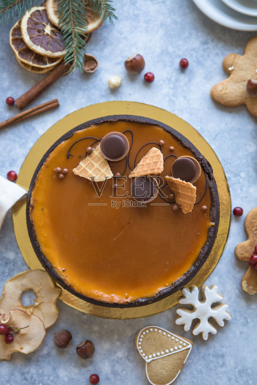 圣诞节焦糖蛋糕。新年蛋糕。圣诞装饰。圣诞甜点。家庭庆祝活动。假期。块蛋糕。圣诞树照片摄影图片