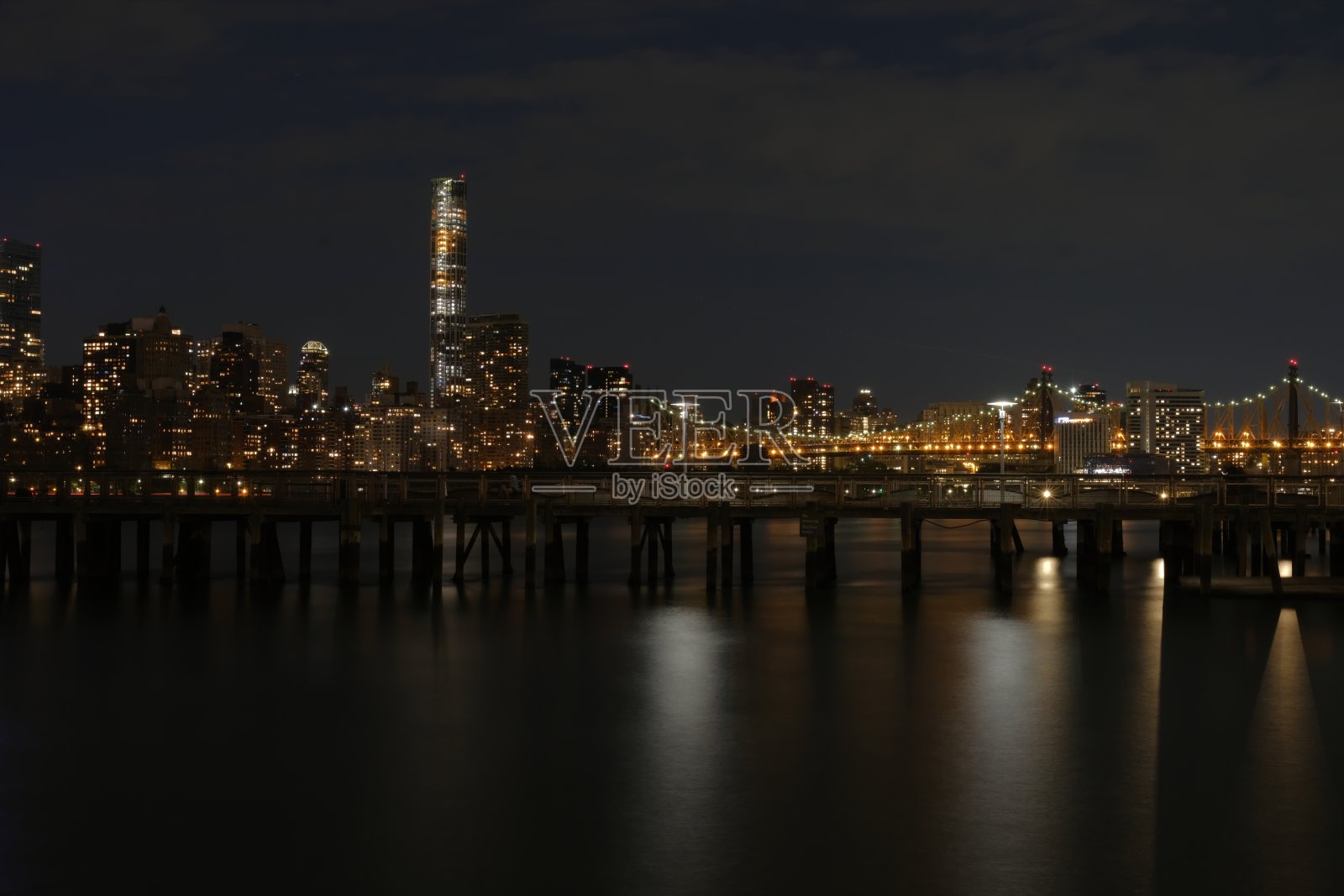 从布鲁克林长时间曝光纽约的夜晚照片摄影图片