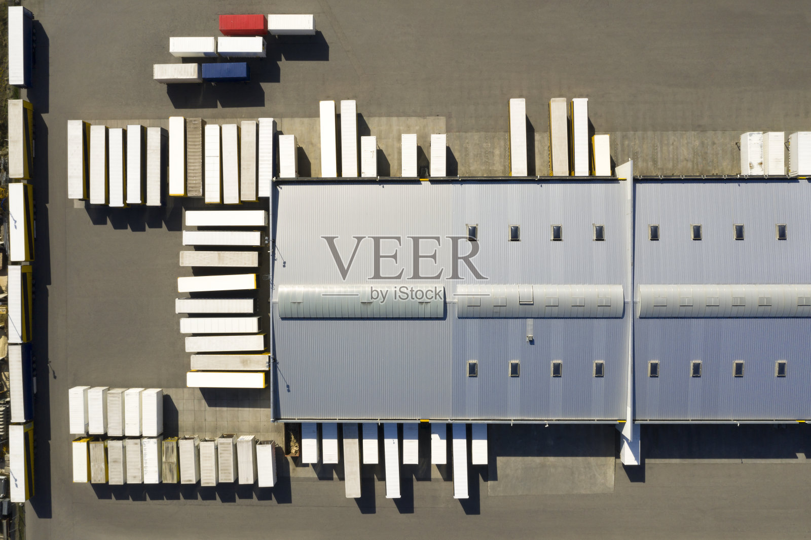 鸟瞰图的货物集装箱和分配仓库照片摄影图片