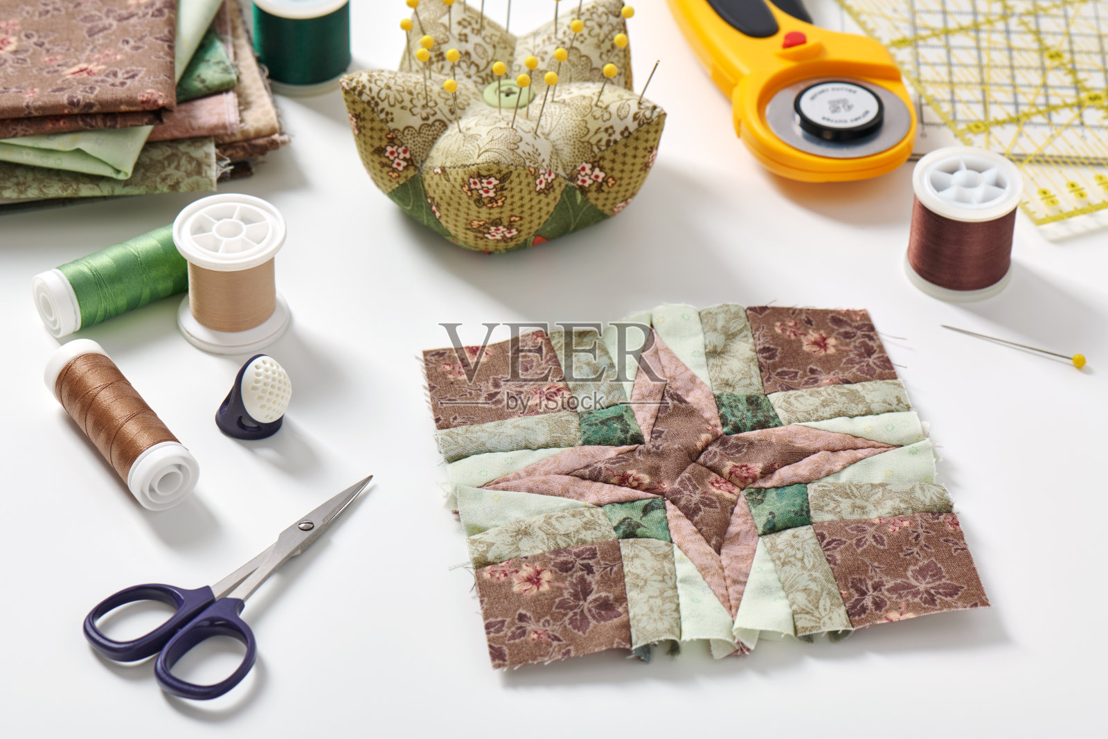 拼布块、叠布、针垫、缝纫和绗缝配件照片摄影图片