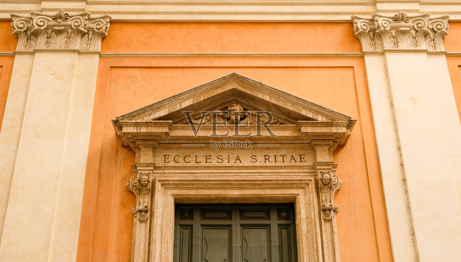 白色和橙色入口照片摄影图片