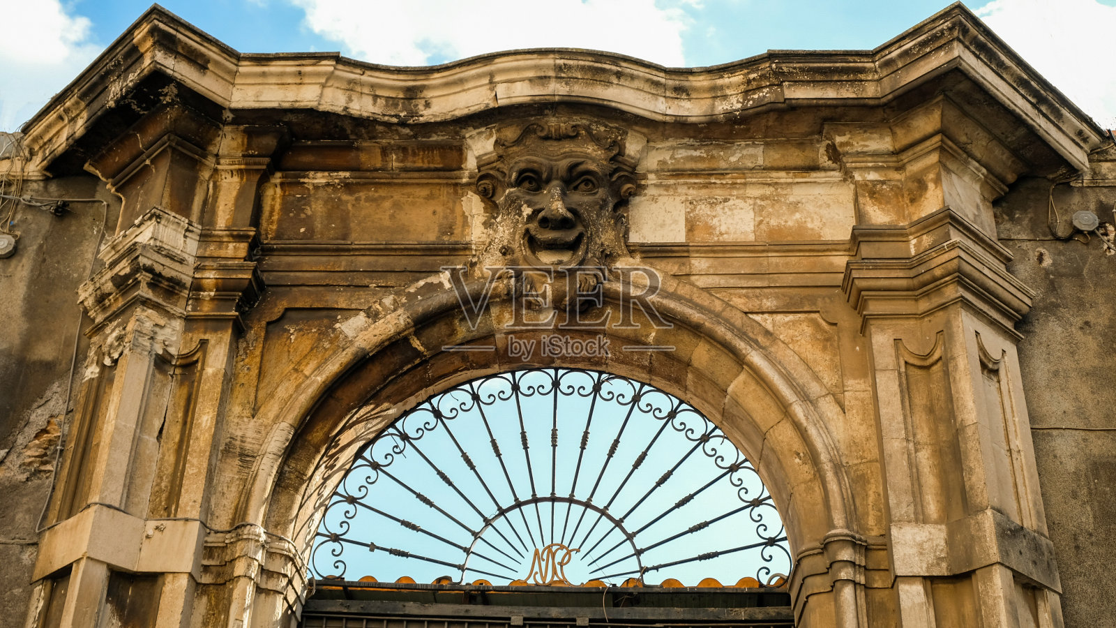 圣普拉西多广场的笑脸照片摄影图片