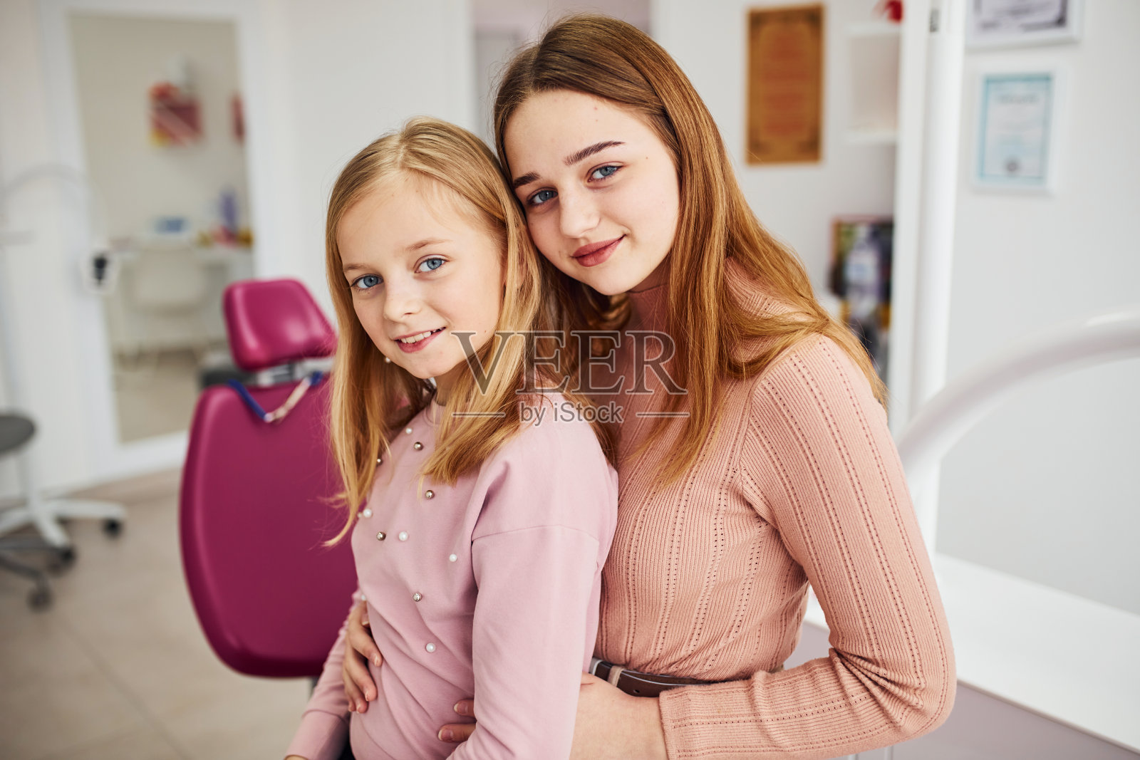 小女孩和她妈妈去看牙医。口腔学的概念照片摄影图片