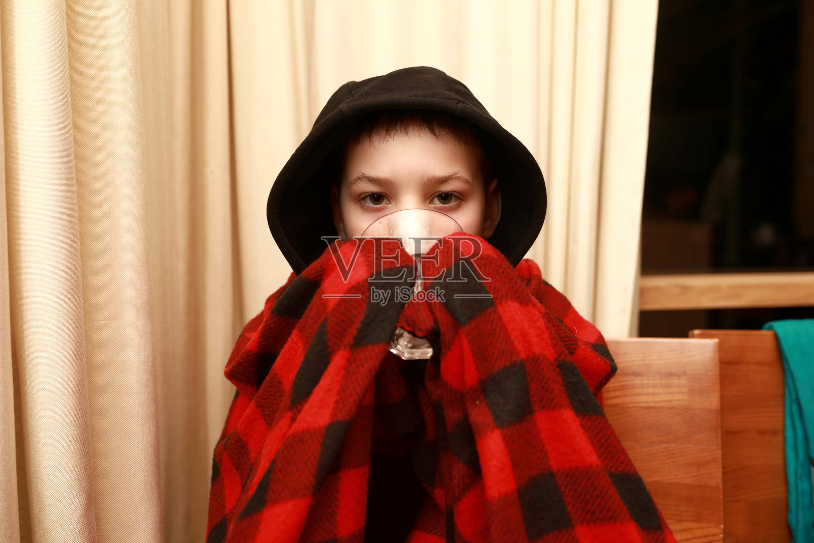 孩子盖着格子饮用水照片摄影图片