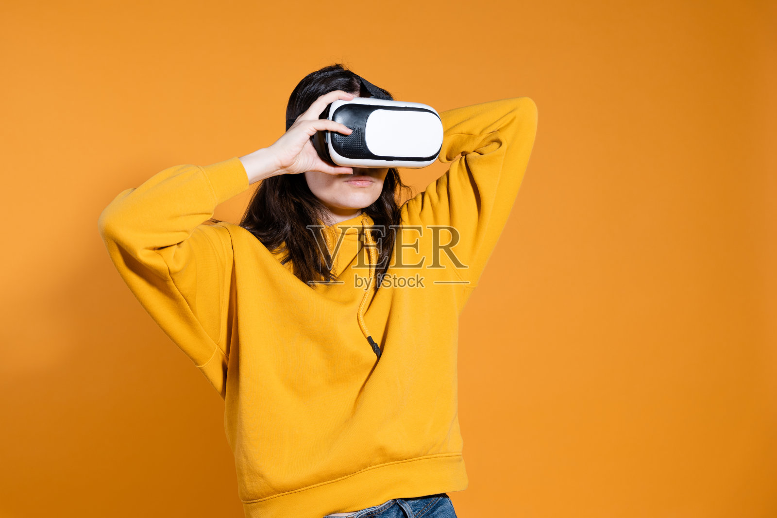 沉浸于网络空间、虚拟现实和用户。照片摄影图片