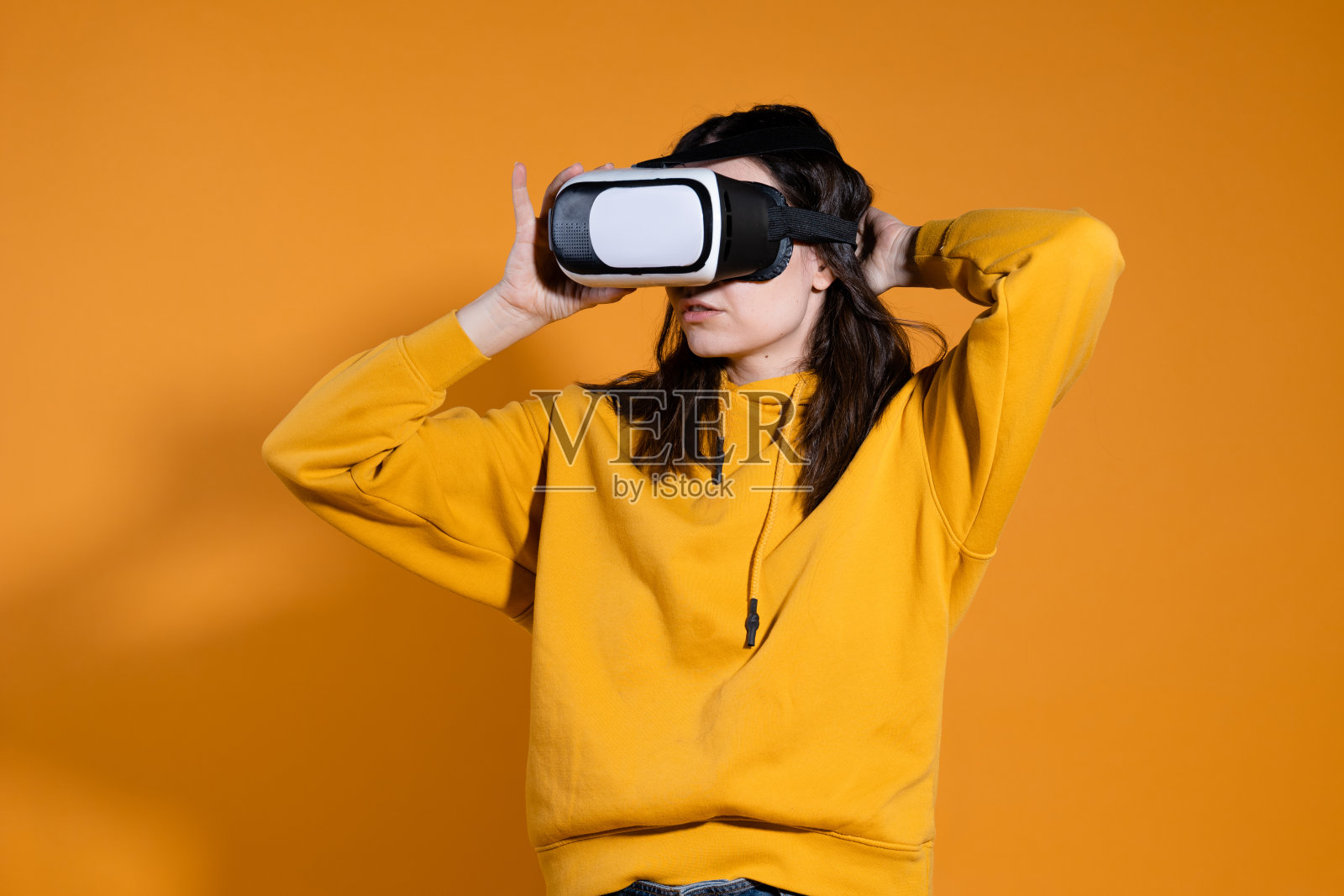 沉浸于网络空间、虚拟现实和用户。照片摄影图片