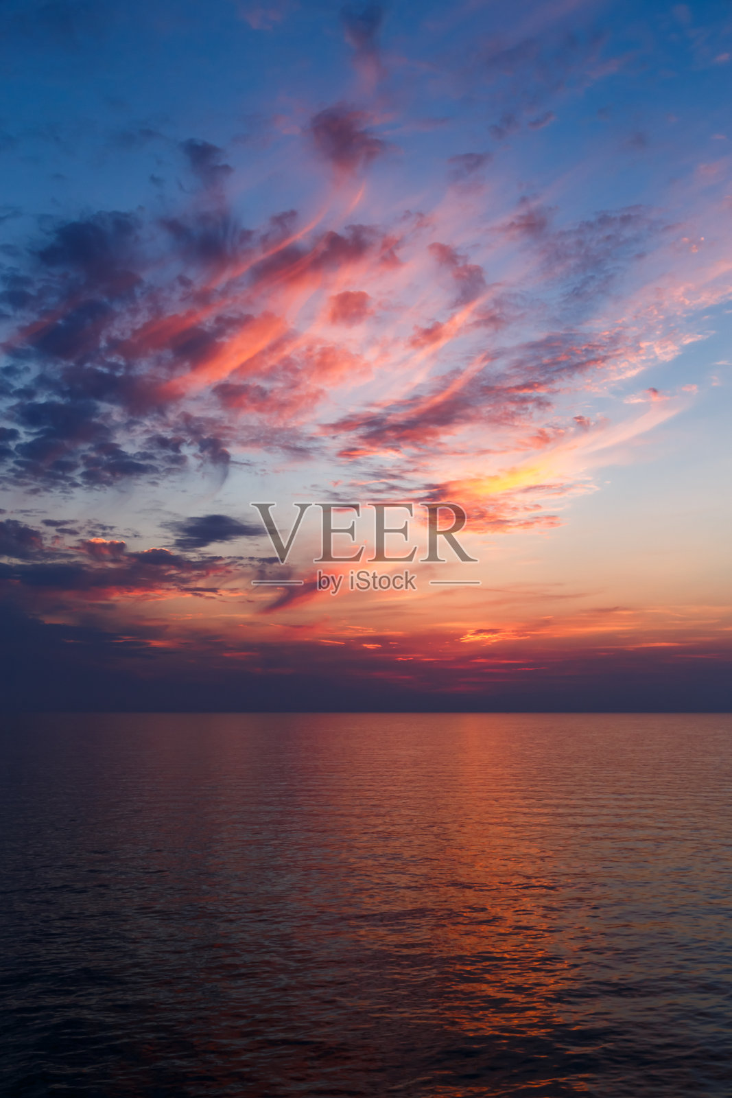 一个令人惊叹的粉红色和橙色日落天空在地中海中央，日落的背景照片摄影图片