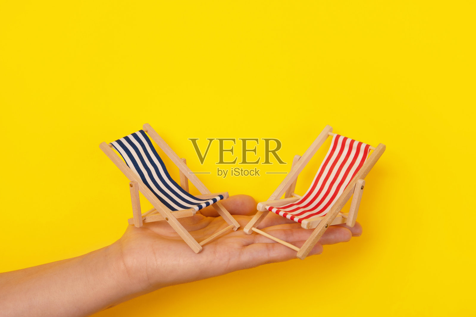 沙滩躺椅在手照片摄影图片