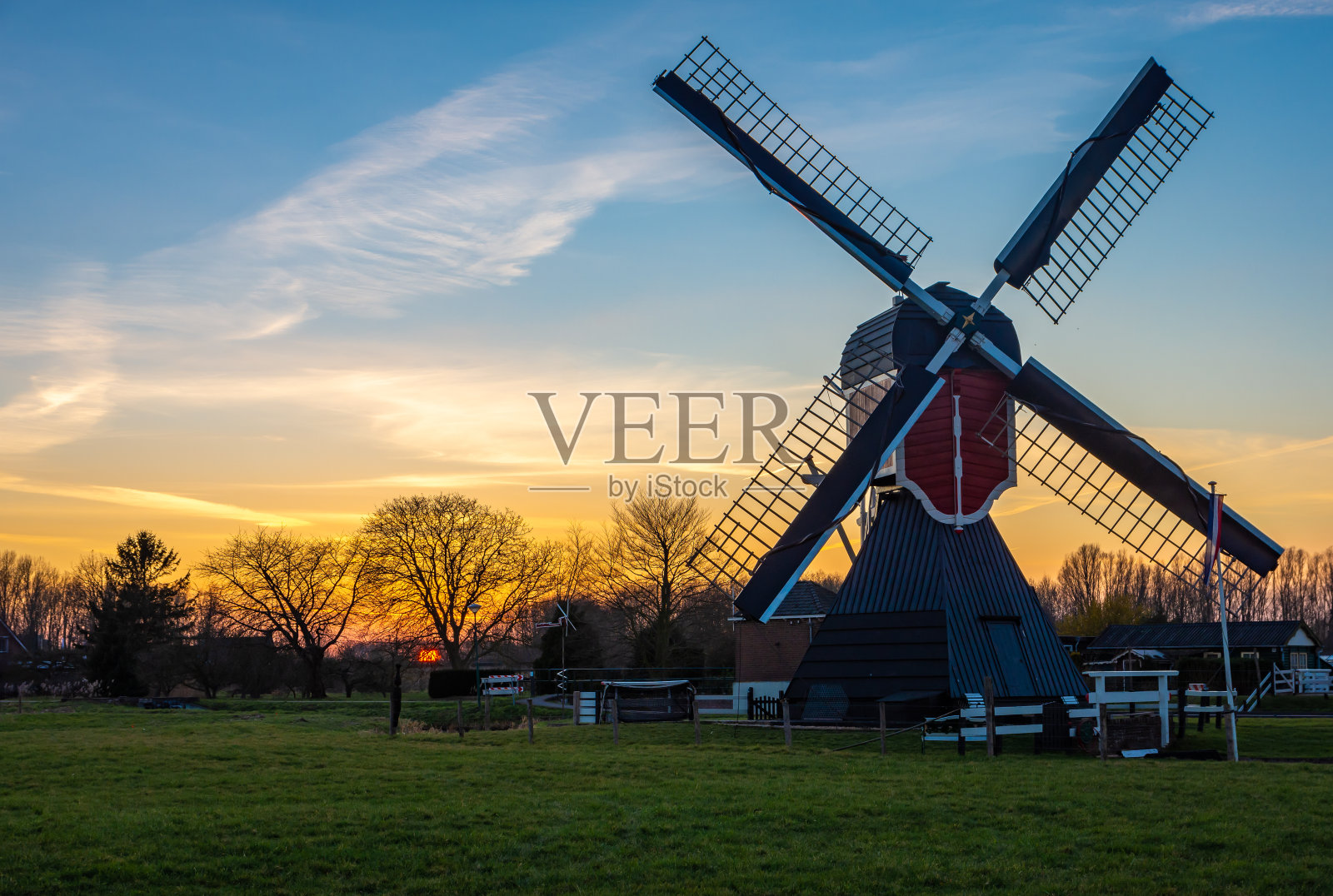 乌得勒支省的乌德祖伦，1830年的传统荷兰圩田风车照片摄影图片