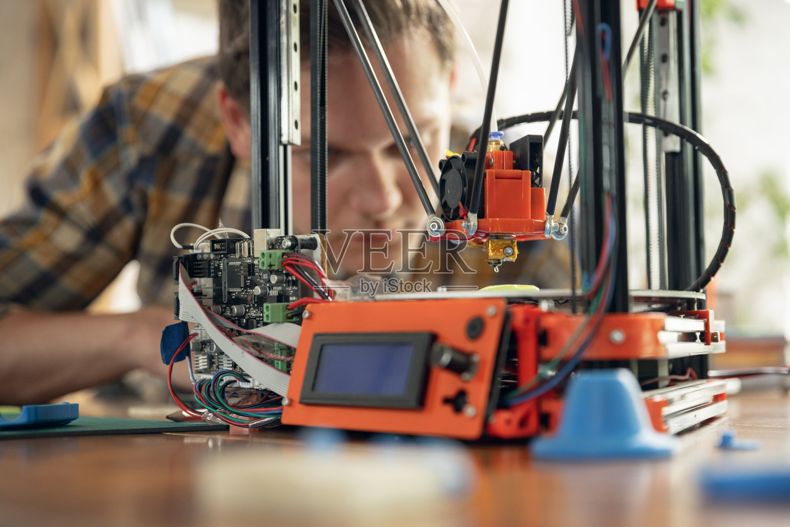 新一代3D打印机打印一片塑料。适用于小空间、办公室或私人使用照片摄影图片