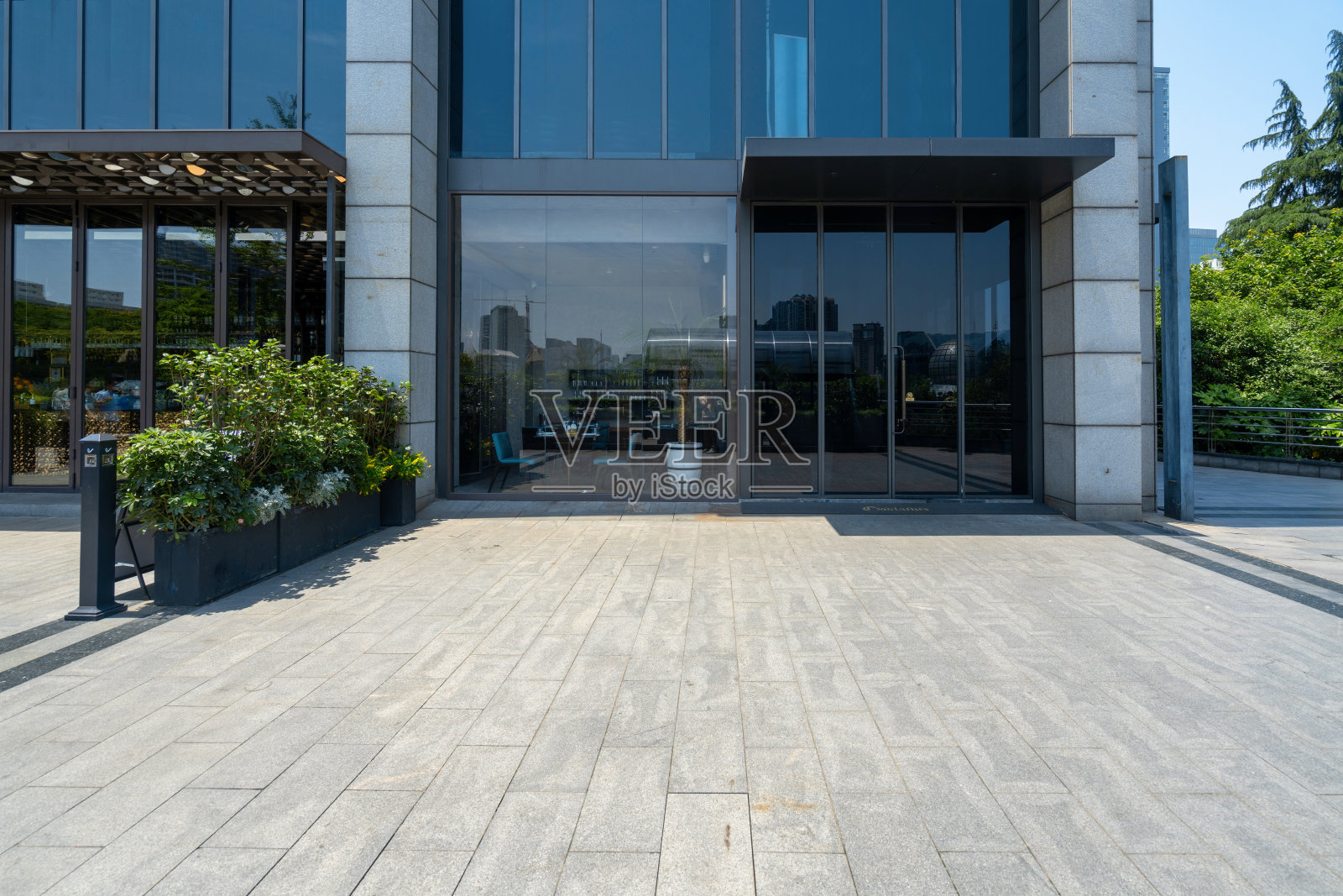 钱塘江新城，中国杭州金融区的空置楼层和现代化办公大楼照片摄影图片