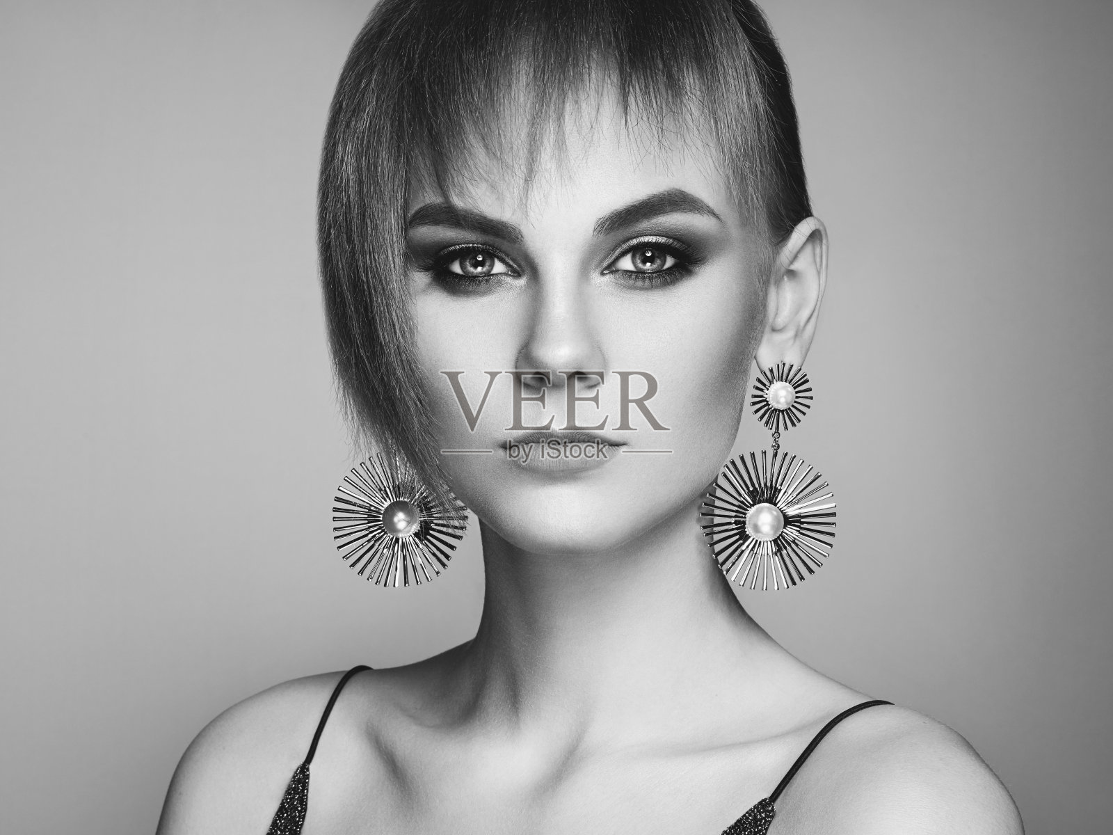 黑发女人，长而光滑的头发照片摄影图片