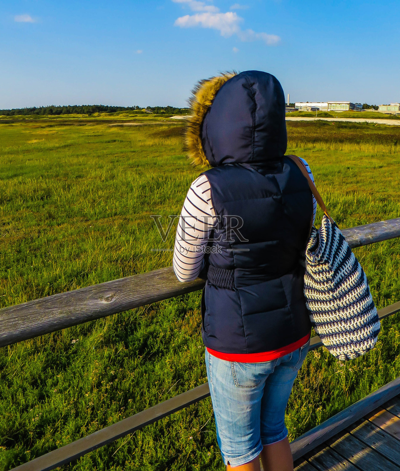 女游客站在德国圣彼得-奥尔丁桥上照片摄影图片