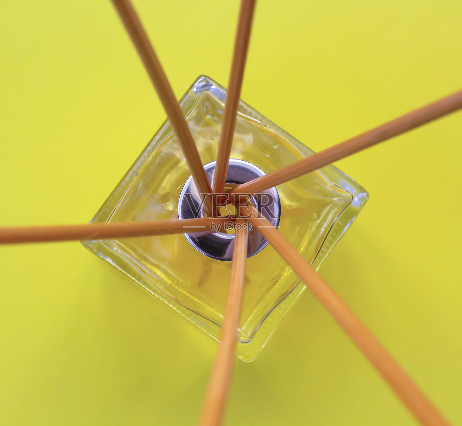 抽象的黄色背景与扩散器和棒照片摄影图片