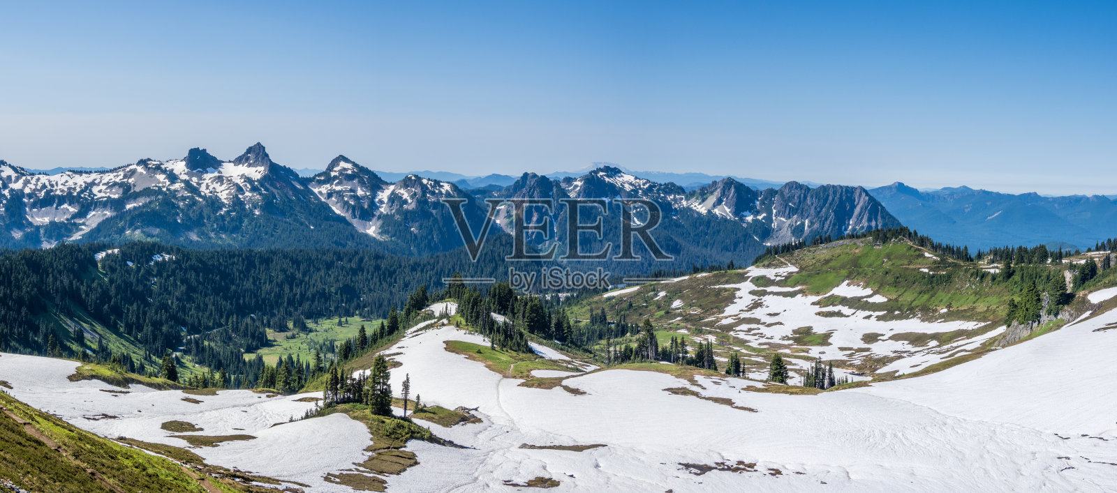 从雷尼尔山国家公园的天际线上俯瞰喀斯喀特山脉的全景照片摄影图片