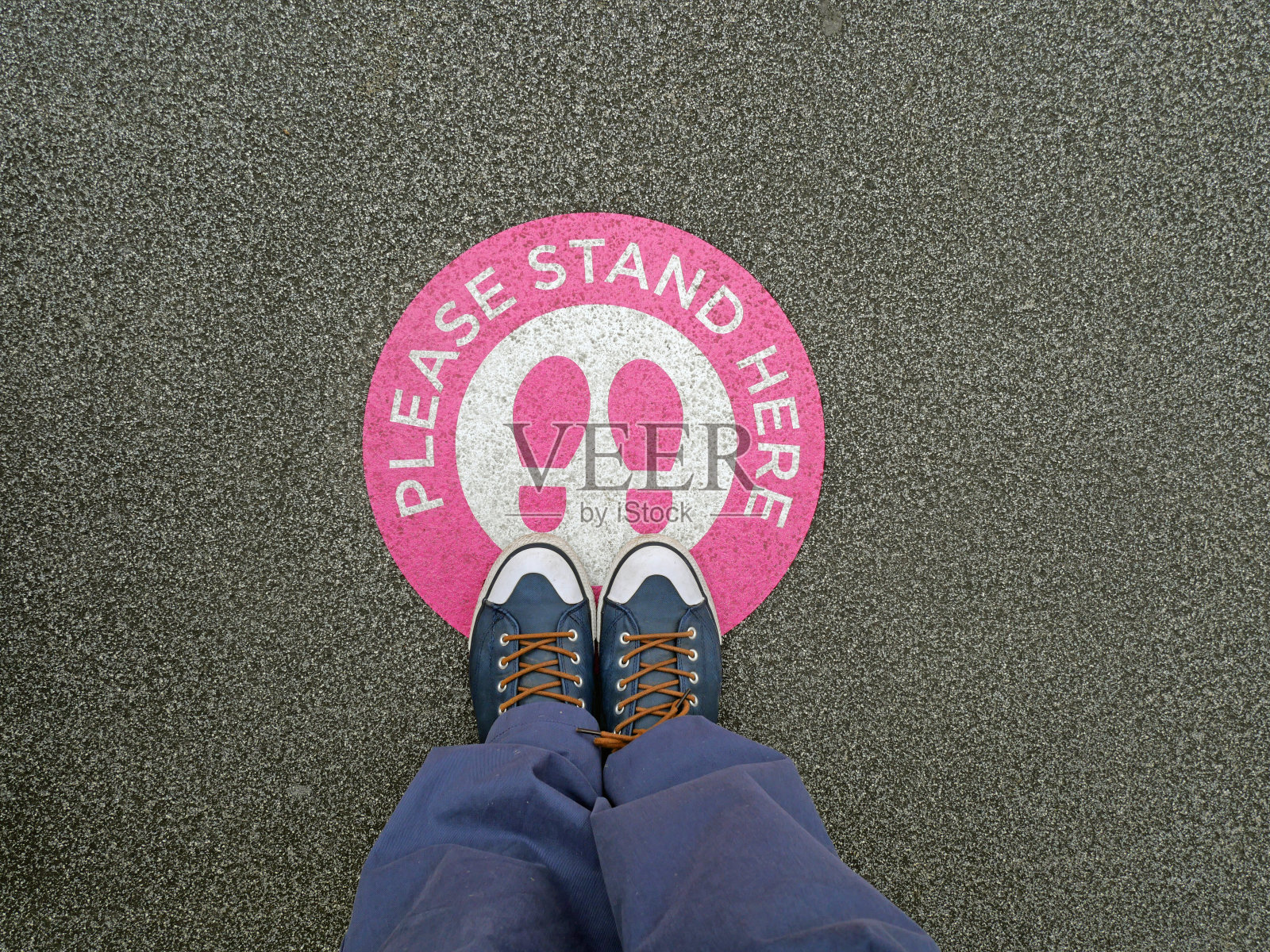 保持社交距离照片摄影图片