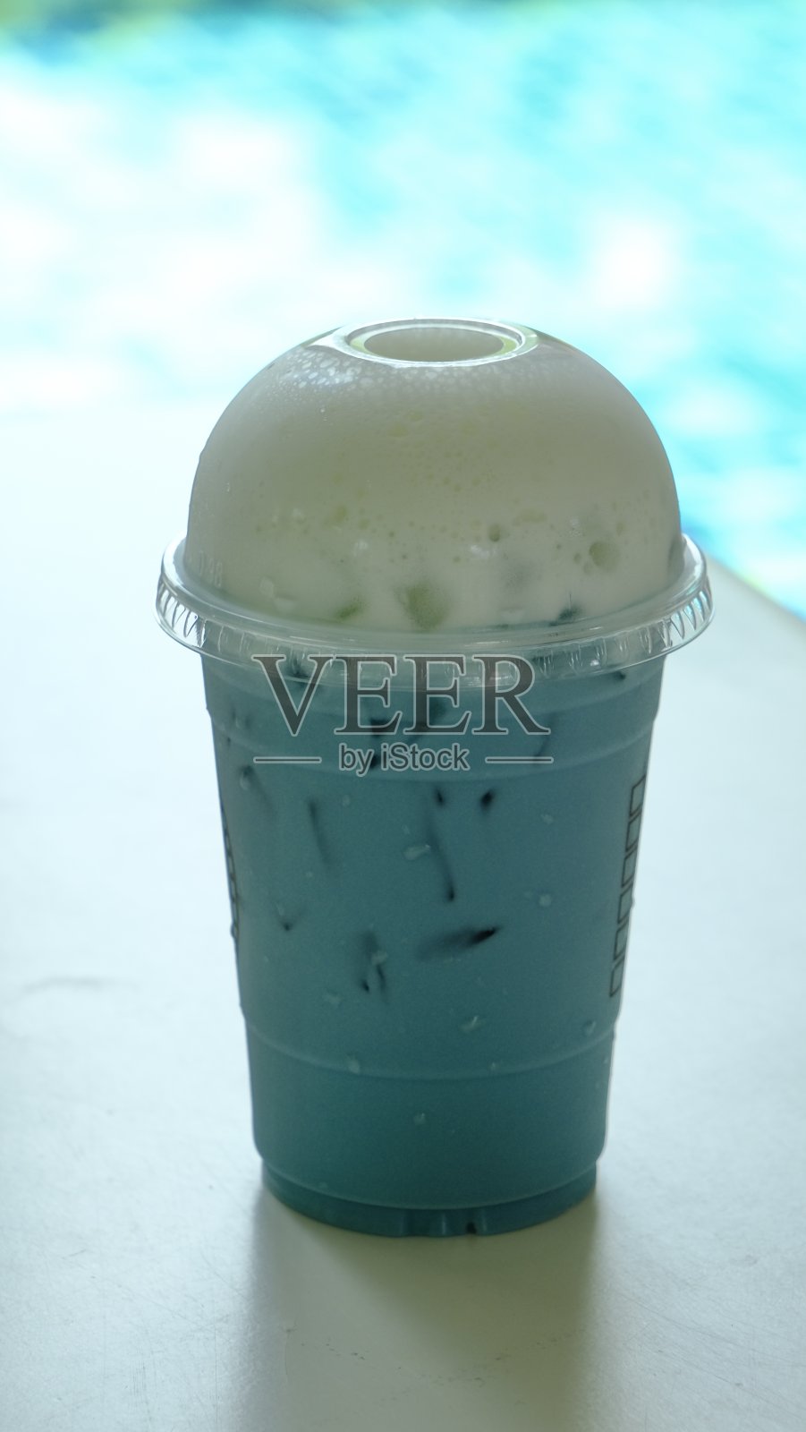 冰蝴蝶豆加牛奶照片摄影图片