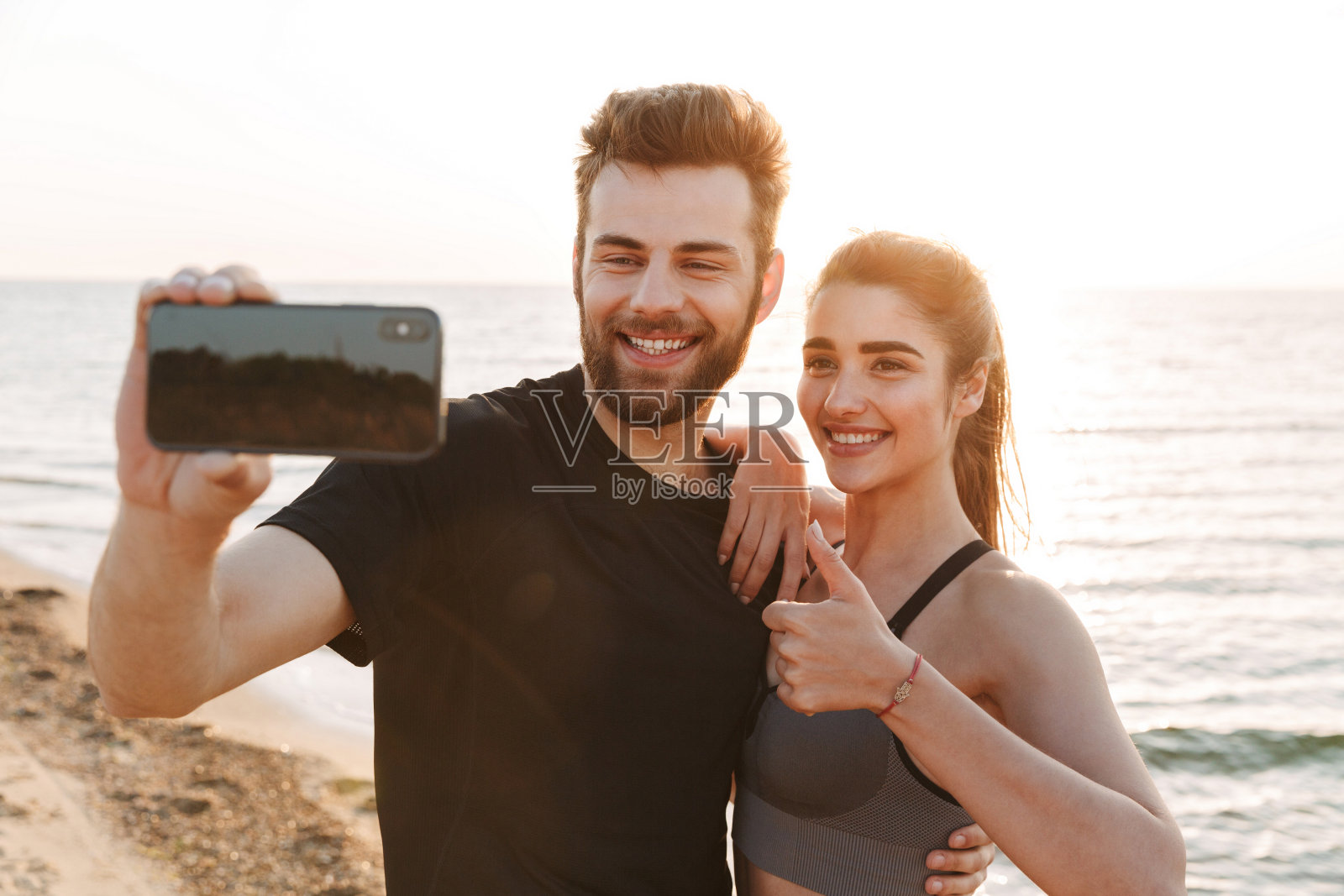 快乐的年轻情侣朋友自拍照片摄影图片