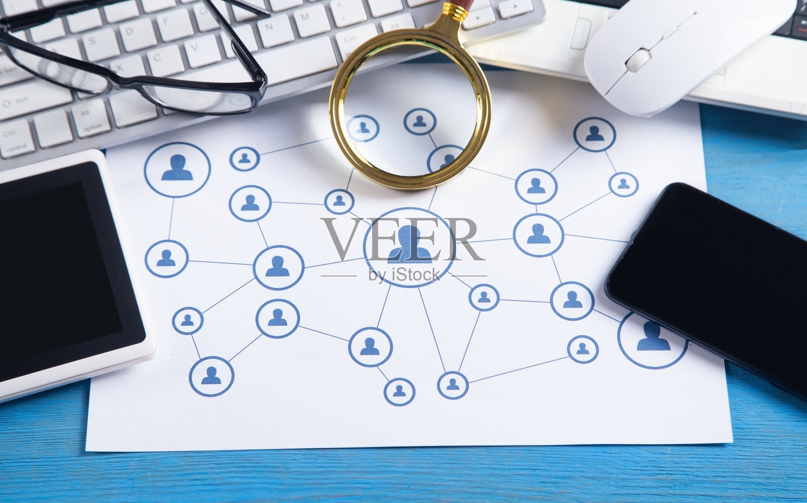 社交媒体网络。网络连接。智能手机、平板电脑、电脑键盘、鼠标。照片摄影图片