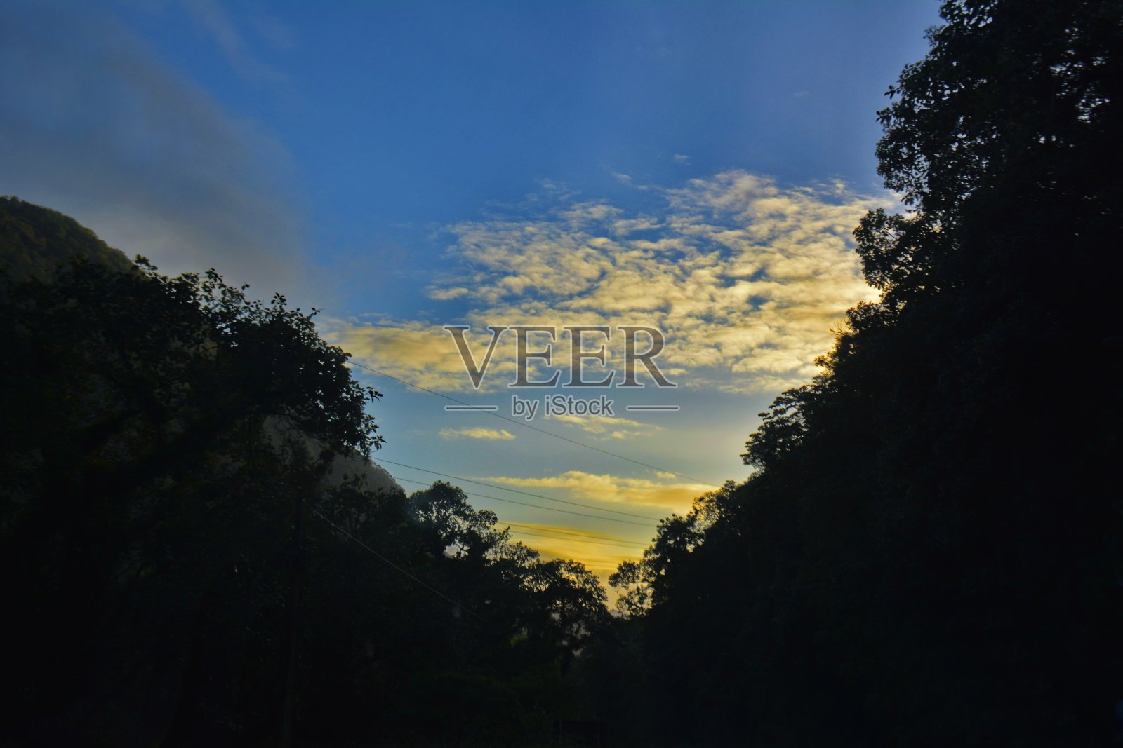 黎明在路上照片摄影图片