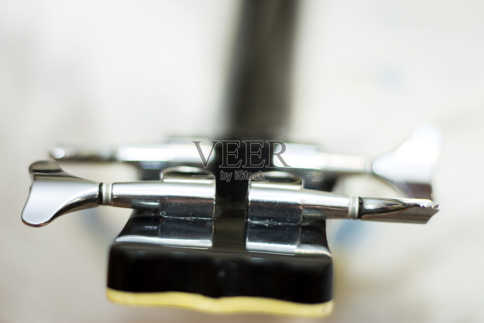 一个低音吉他近距离孤立的白色背景照片摄影图片