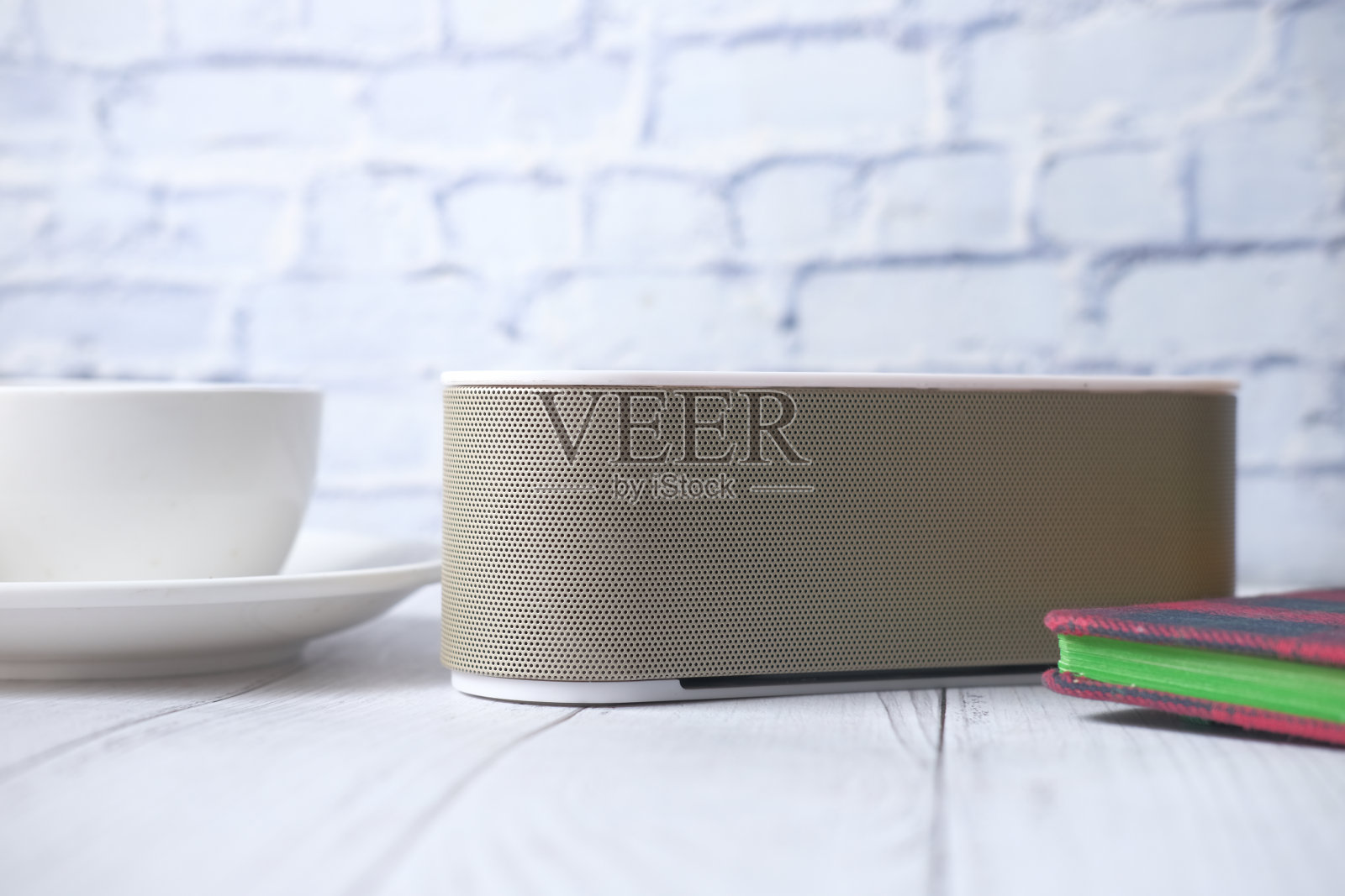 智能扬声器和键盘与复制空间上的白色背景照片摄影图片