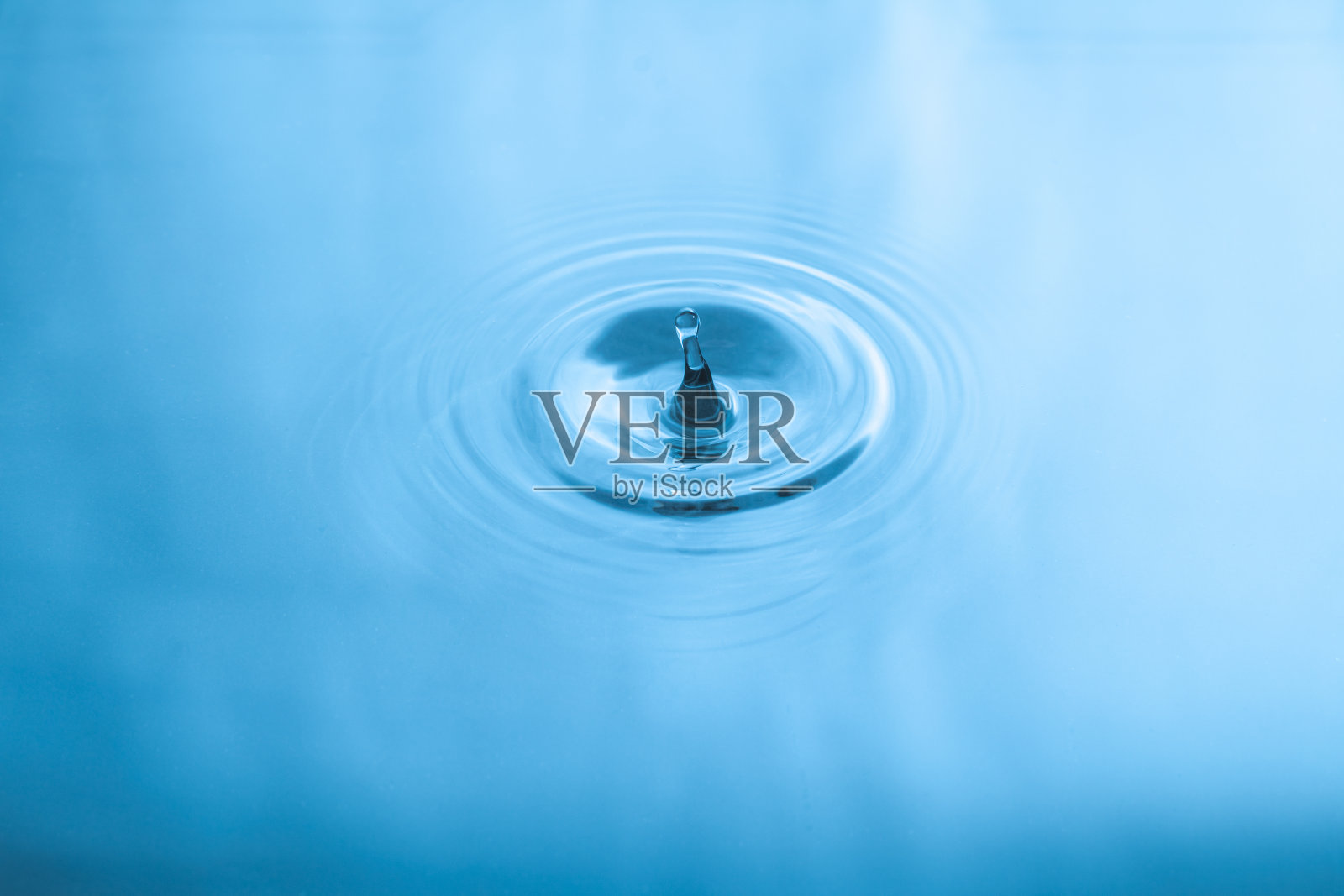 碧水表面的形状，水滴，水面，飞溅的水照片摄影图片