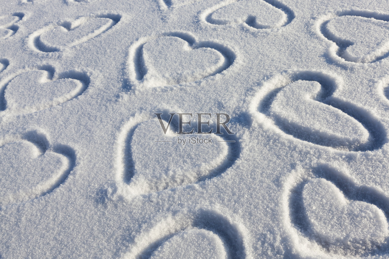 画在冬天的季节里，画在雪上的心照片摄影图片