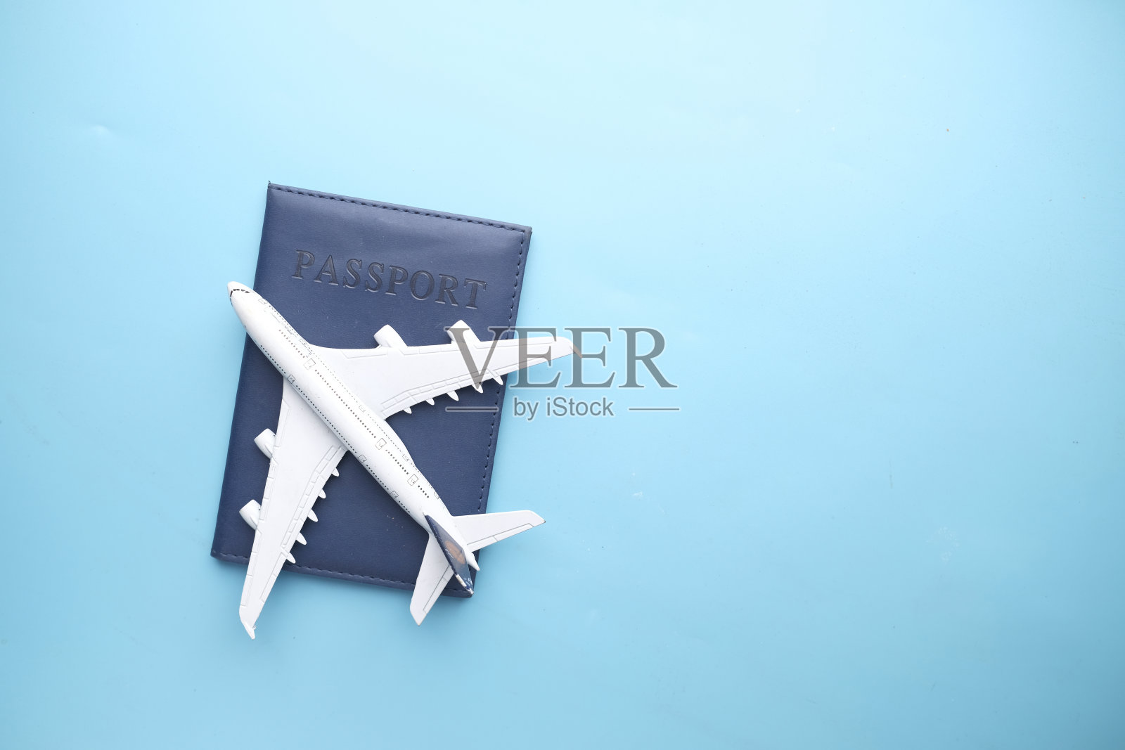 俯视图的护照和车牌在桌子与副本空间照片摄影图片