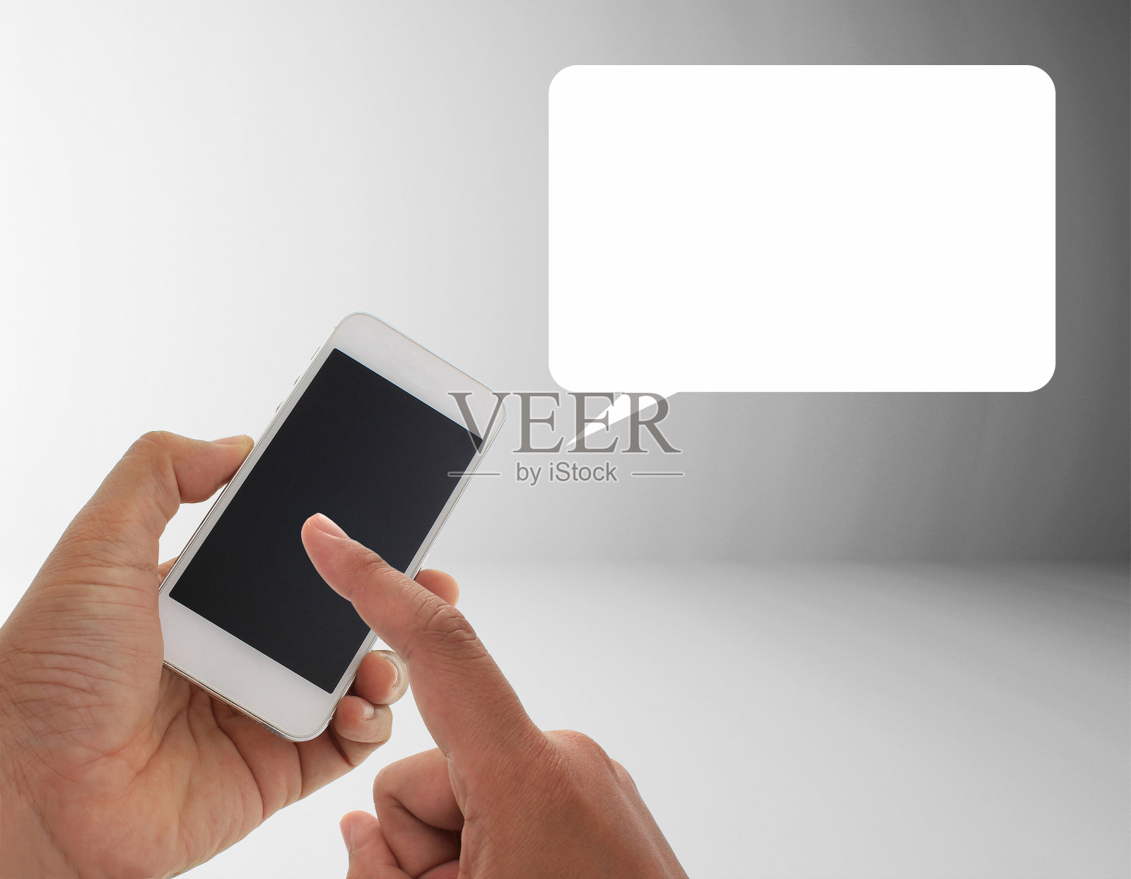 一名手持智能手机的男子致开幕词照片摄影图片