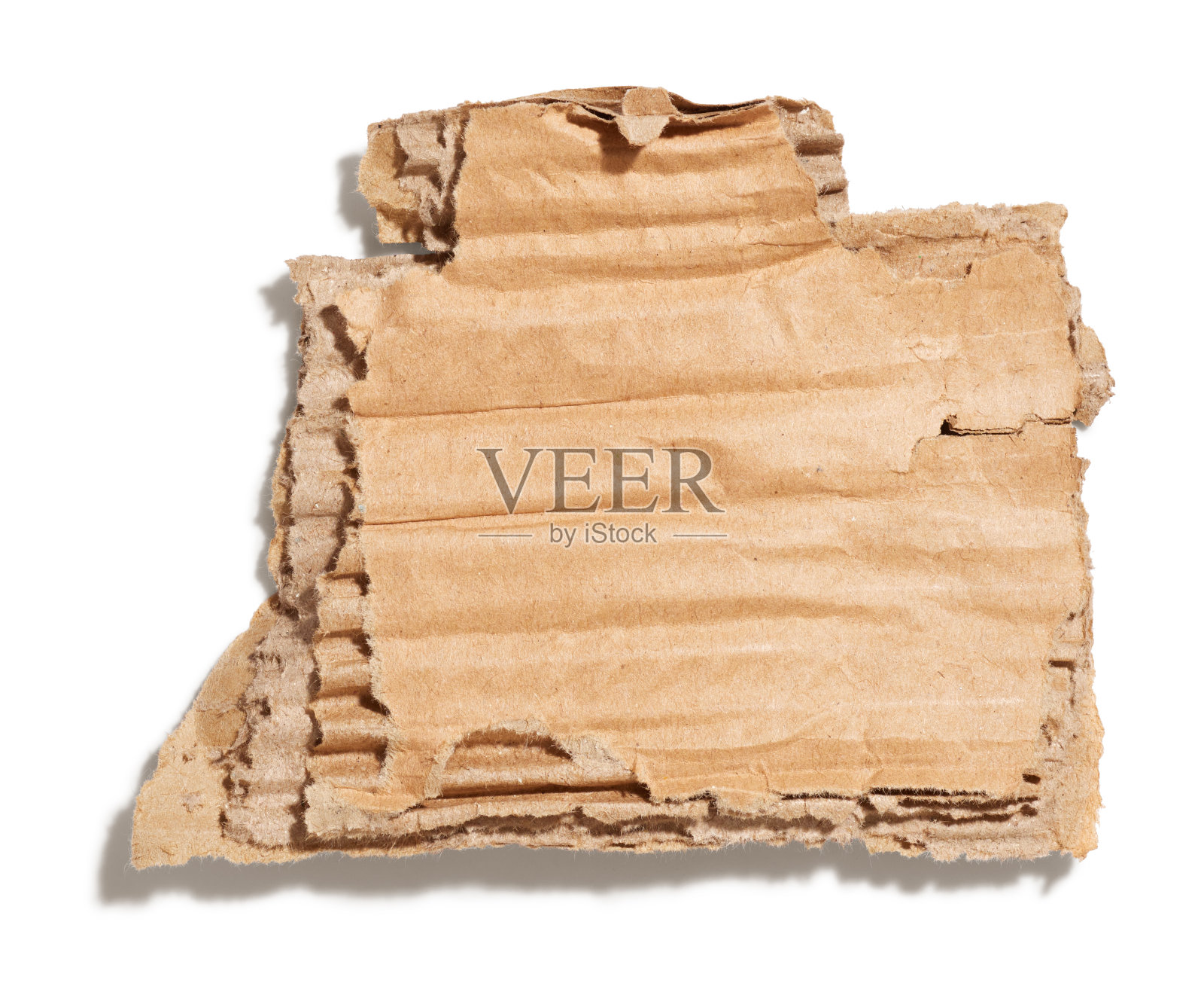 在白色背景上孤立的一块皱巴巴的纸板照片摄影图片