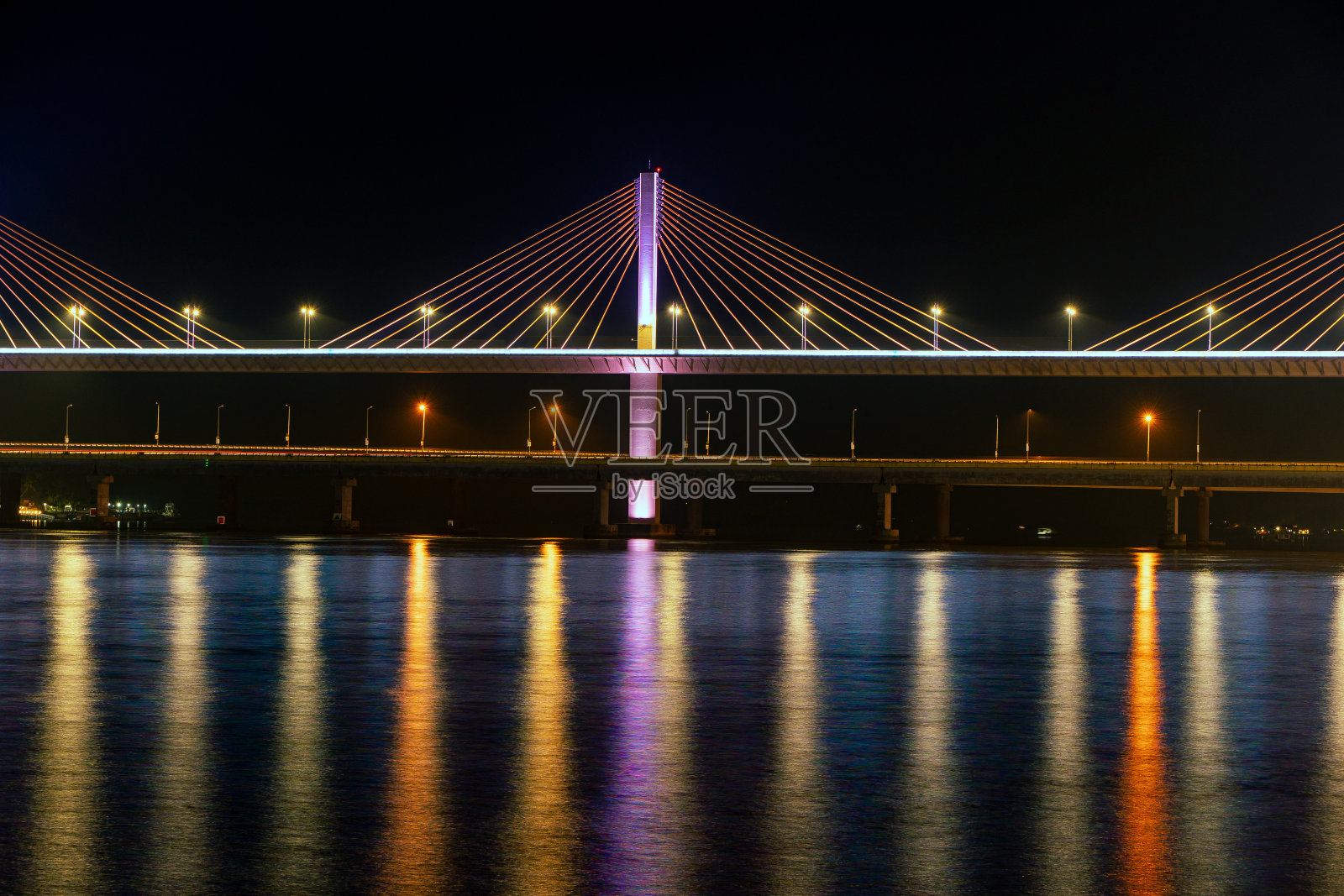 美丽的风景，明亮的曼多维河大桥在月光下，与彩色灯光在河的反射。当地人称阿塔尔塞图，这是最大的斜拉桥之一。照片摄影图片