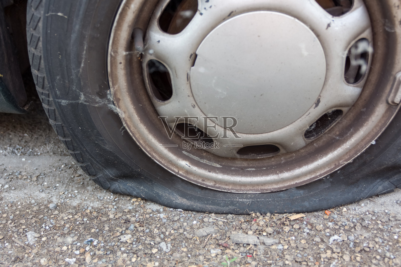 汽车轮胎瘪了照片摄影图片