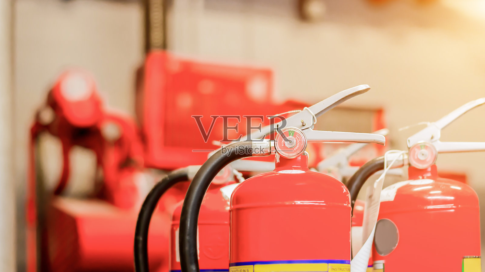 这个红色的灭火器随时可以在室内发生火灾紧急情况时使用。照片摄影图片