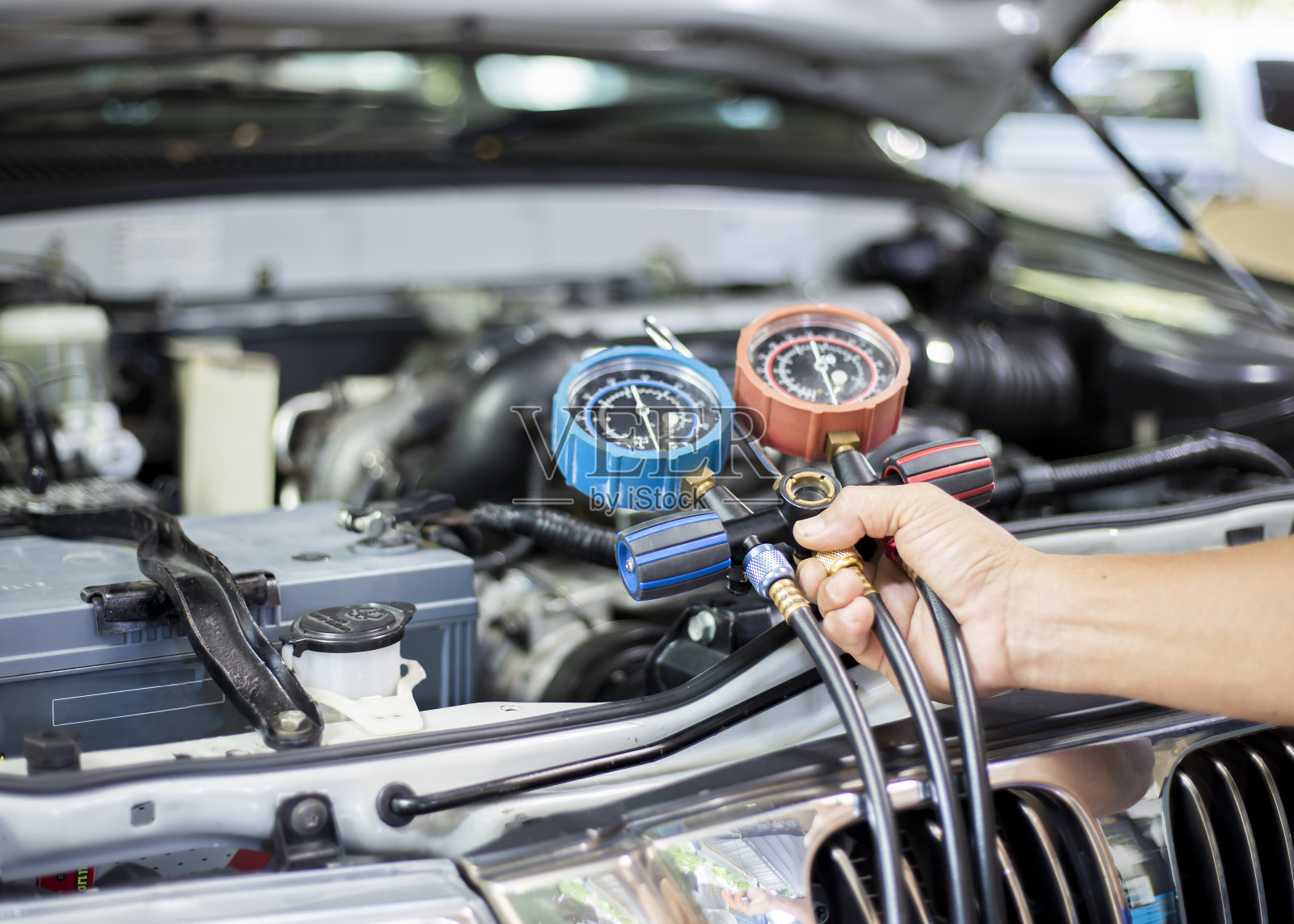 汽车空调检查服务，检漏，充注制冷剂。设备和仪表液冷在车由专业技术人员。照片摄影图片