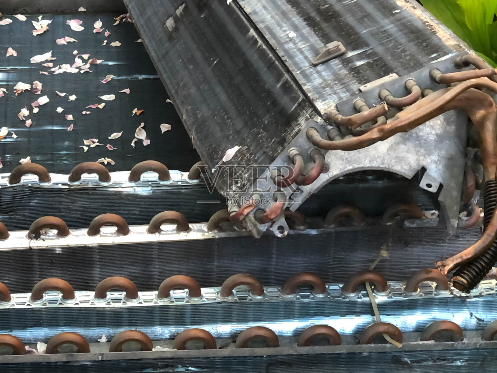 关闭空调散热器残余金属废料污染。照片摄影图片