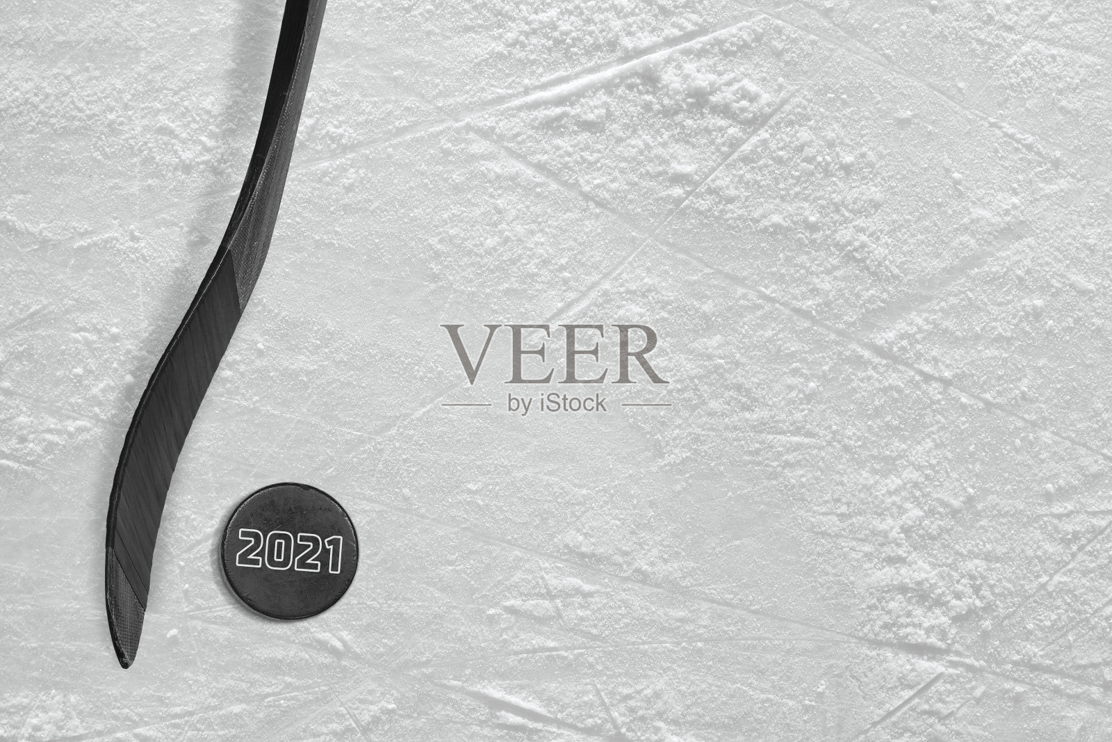 曲棍球棒，冰球和冰球溜冰场碎片照片摄影图片