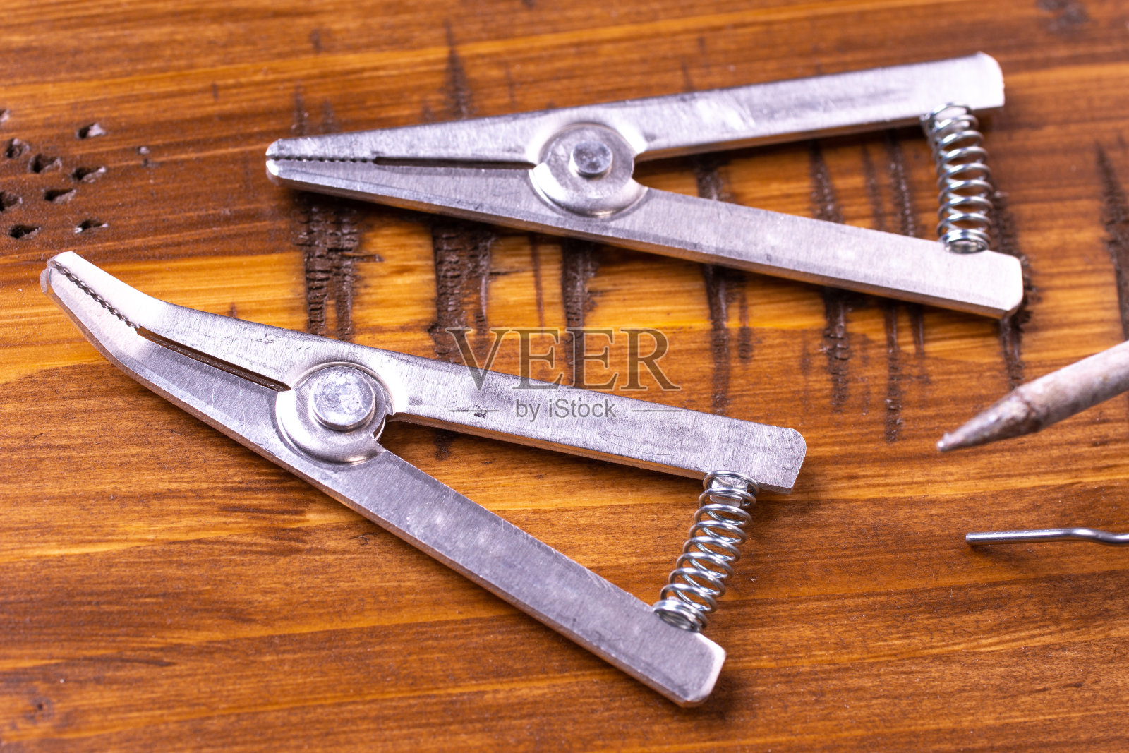 用于焊接的热夹和烙铁照片摄影图片