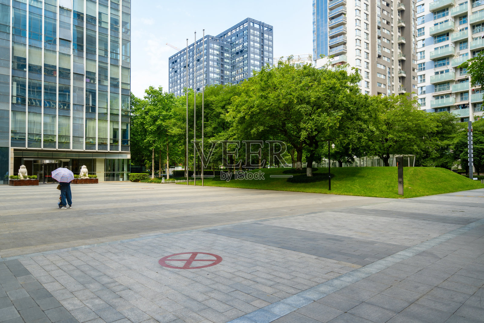 钱塘江新城，中国杭州金融区的空置楼层和现代化办公大楼照片摄影图片