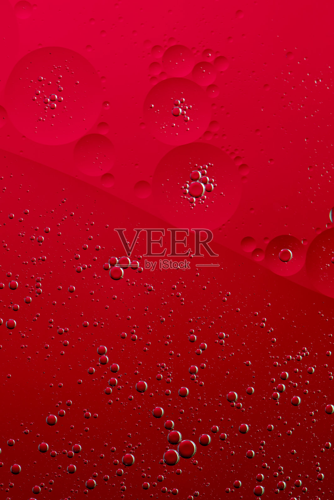 红色的背景。石油泡沫。照片摄影图片