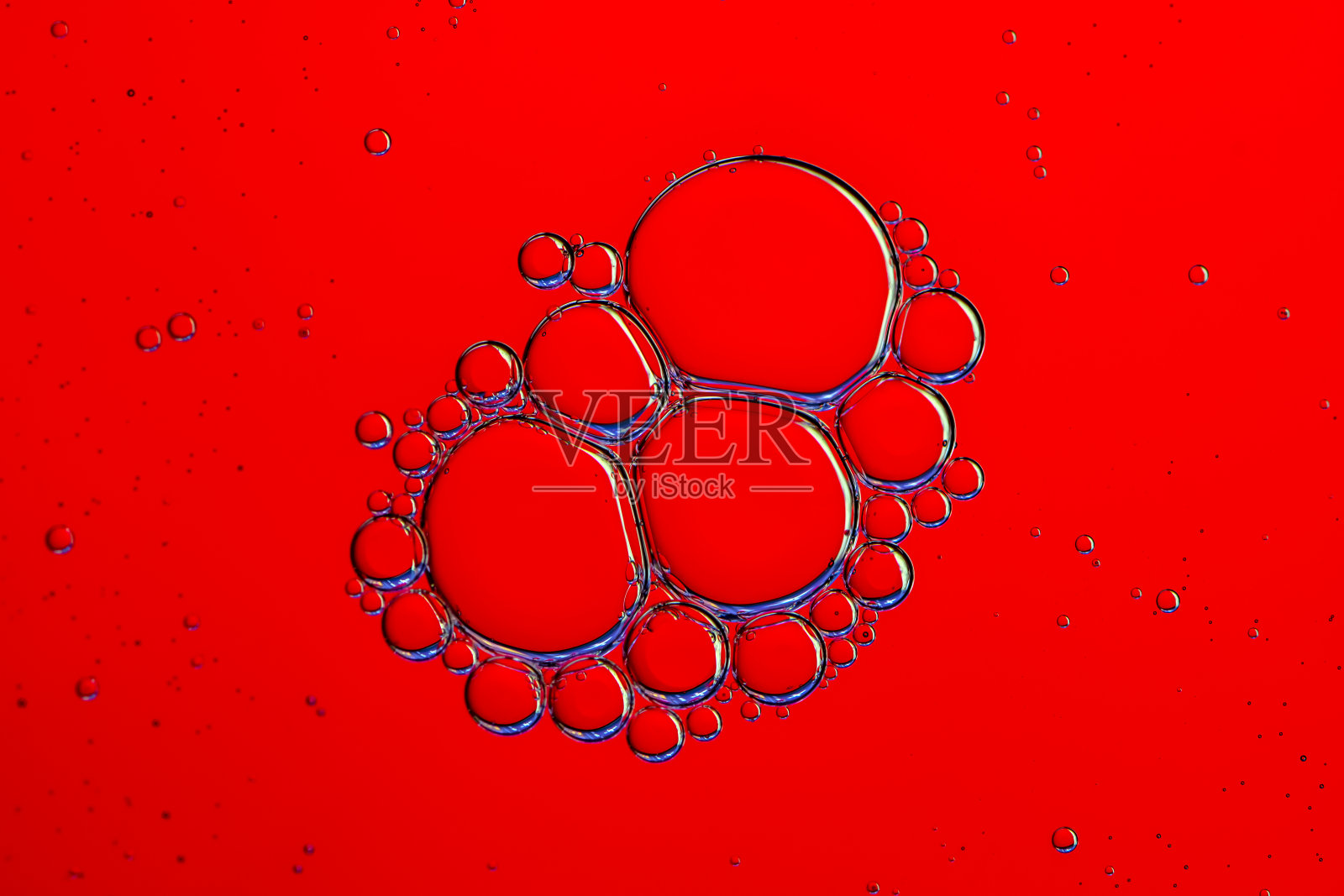 红色的背景。石油泡沫。照片摄影图片