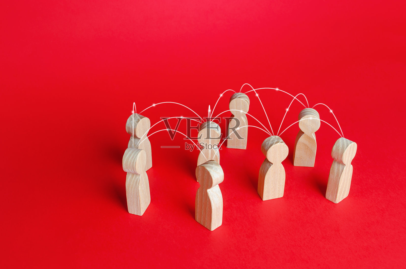 由线路连接的一群人。团队关系互联网络。沟通，交换信息。合作和协作。社会关系。组织团队建设照片摄影图片