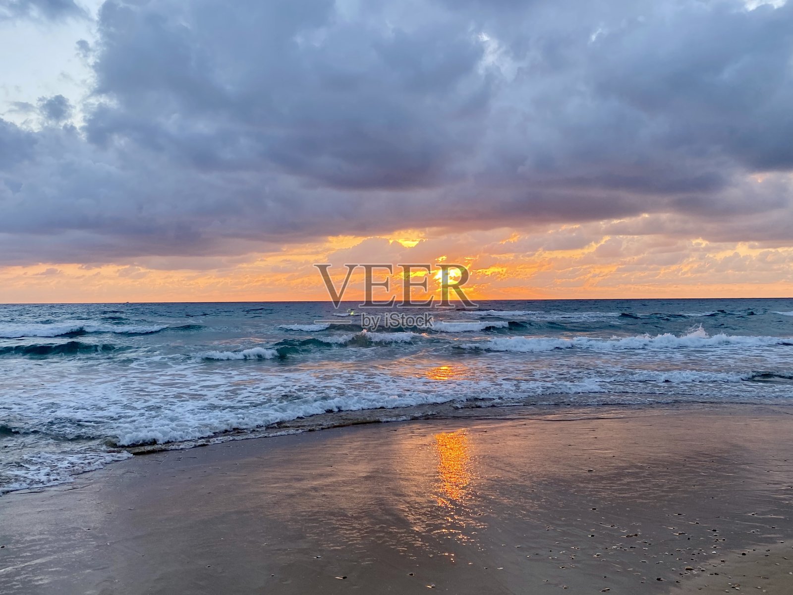 海滩的休闲夜晚照片摄影图片