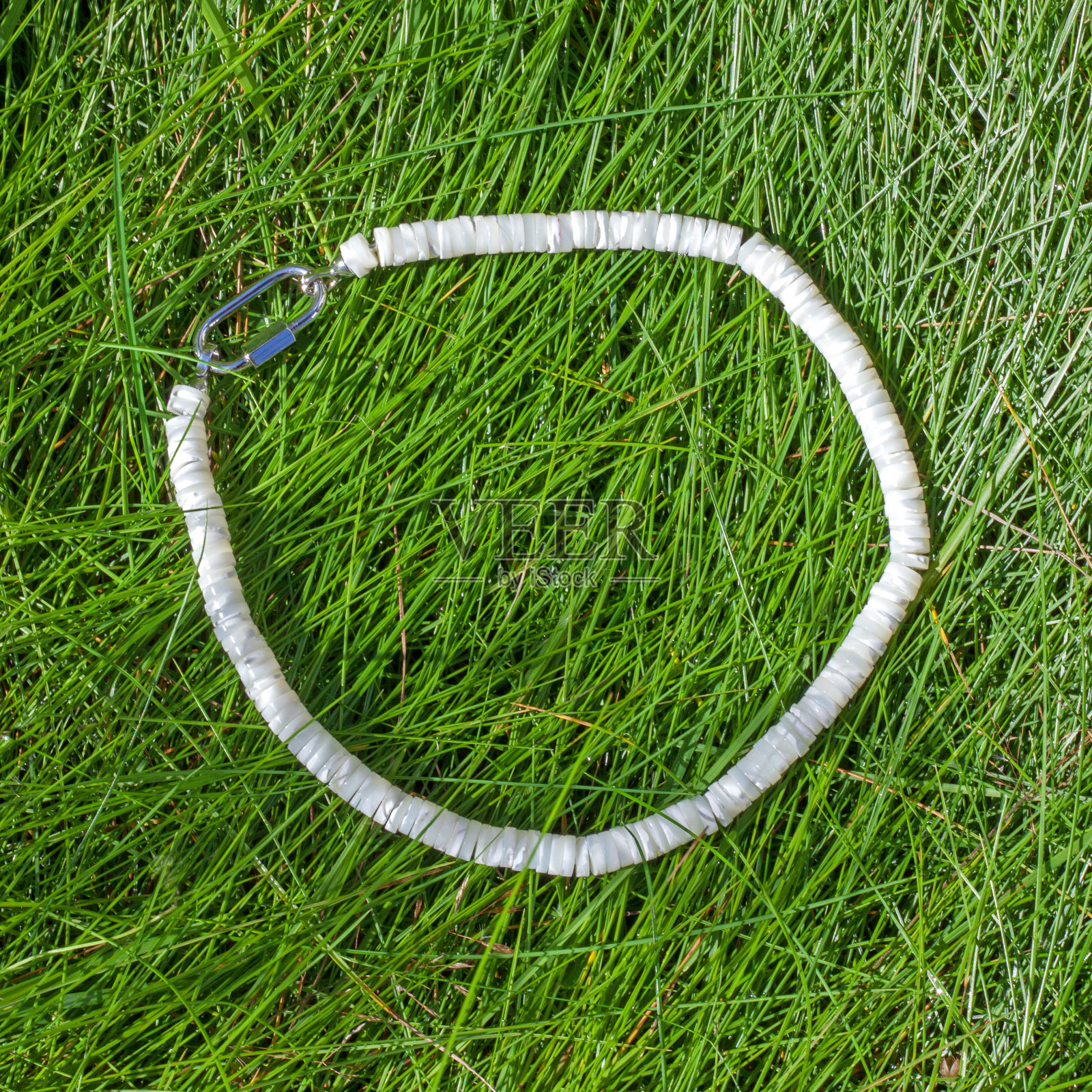 手工制作的珍珠母项链从抛光件照片摄影图片