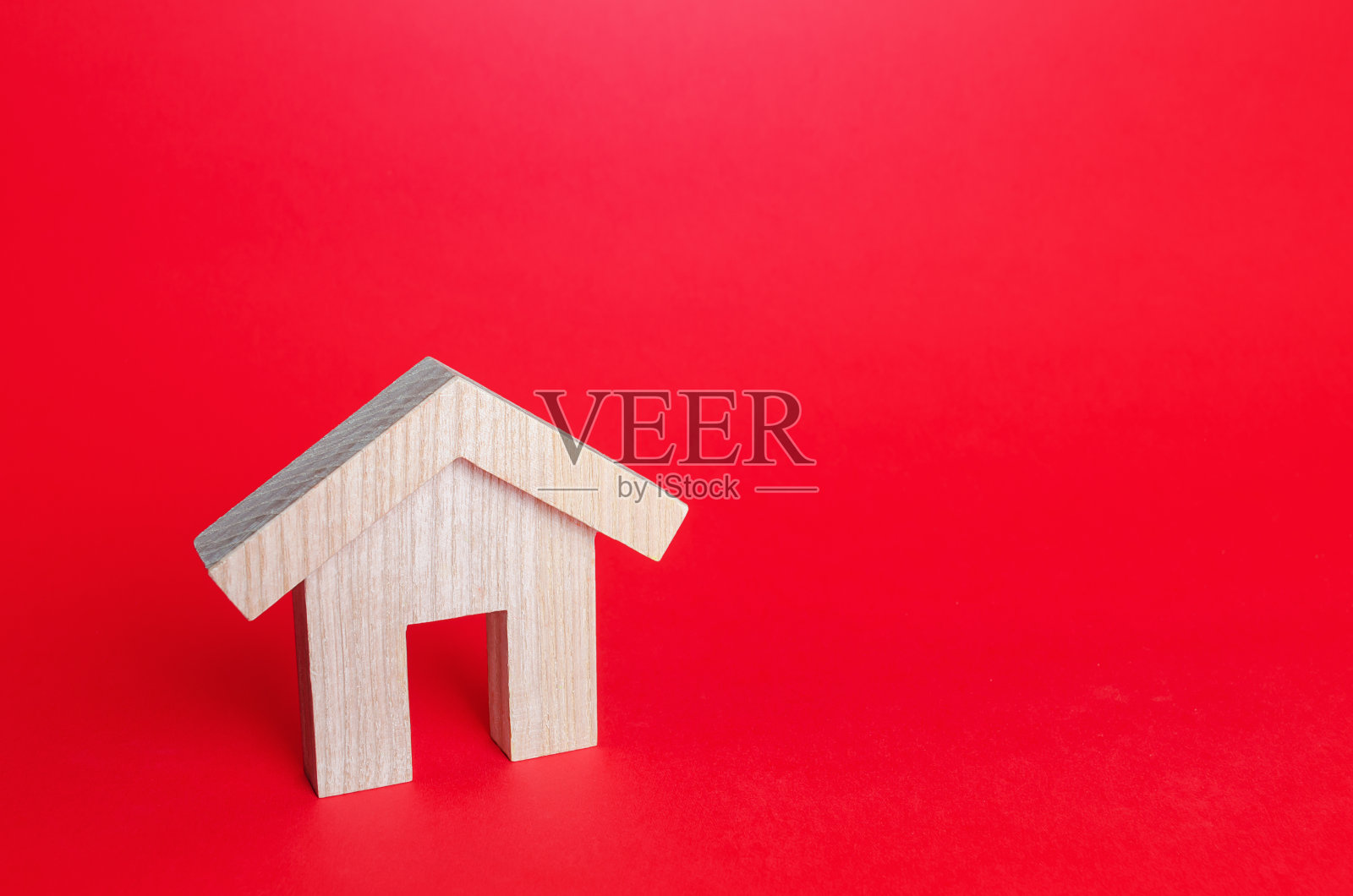 红色背景上的木屋。购买和出售。住房,房地产经纪人服务。装修和家居改善。建设维护。出租公寓及房屋。抵押贷款。照片摄影图片