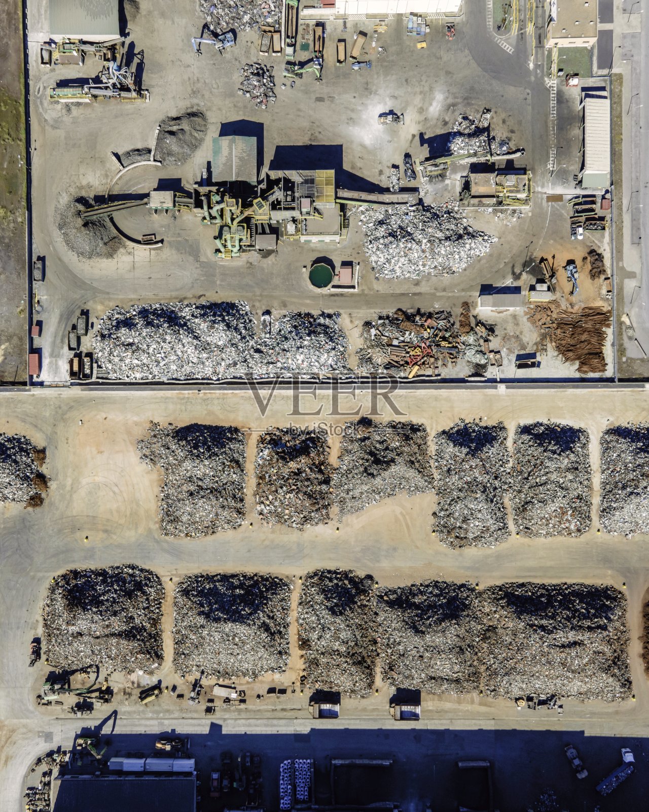 鸟瞰图的一个巨大的采石场和建筑工地，在Aldeia de Paio Pires工业区，葡萄牙塞图巴尔，一个处理和回收工厂。照片摄影图片