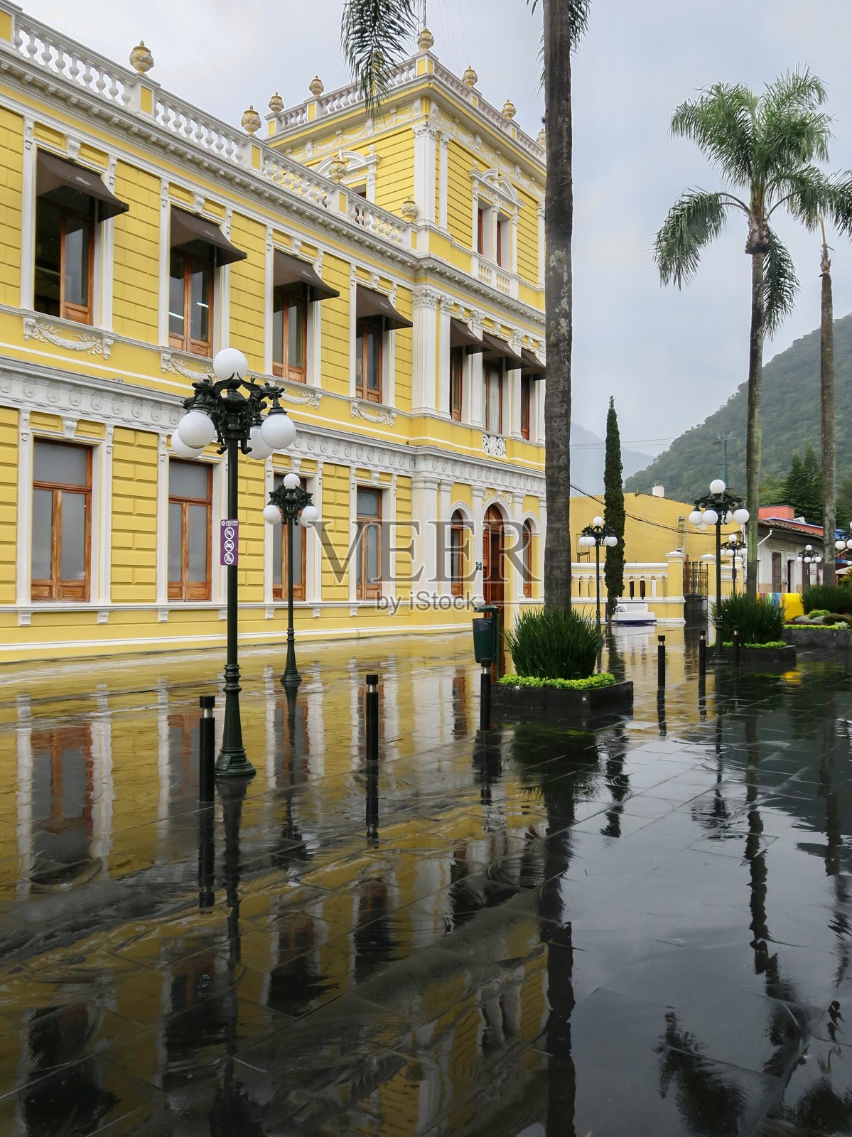 市中心的雨天照片摄影图片