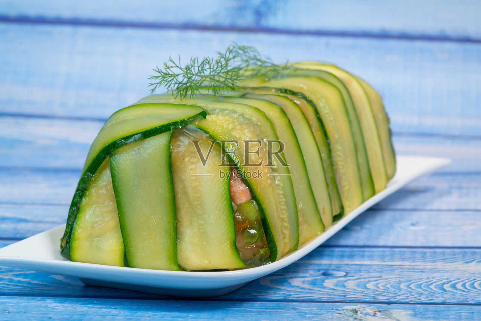 大理石蔬菜食谱，鲑鱼和海螯虾，砂鲑鱼蔬菜和海螯虾照片摄影图片